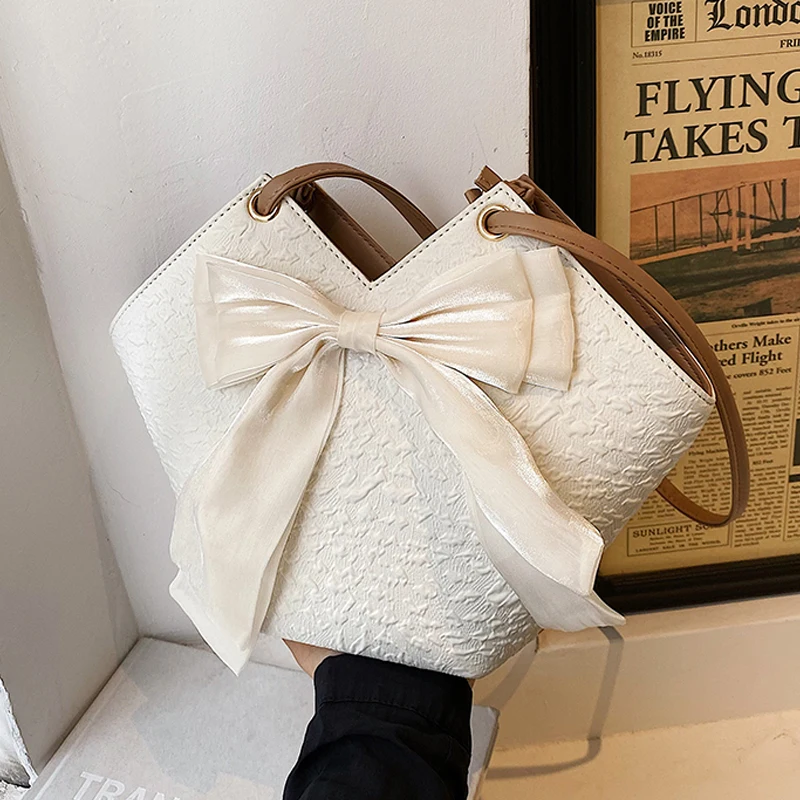 2025 New Bow Decor Tote Bags Female Stylish Unique Chic-style Bucket Bag Leisure Solid Color Versatile Commuter Shoulder Bags
2025 New Bow Decor Tote Bags Female Stylish Unique Chic-style Bucket Bag Leisure Solid Color Versatile Commuter Shoulder Bags