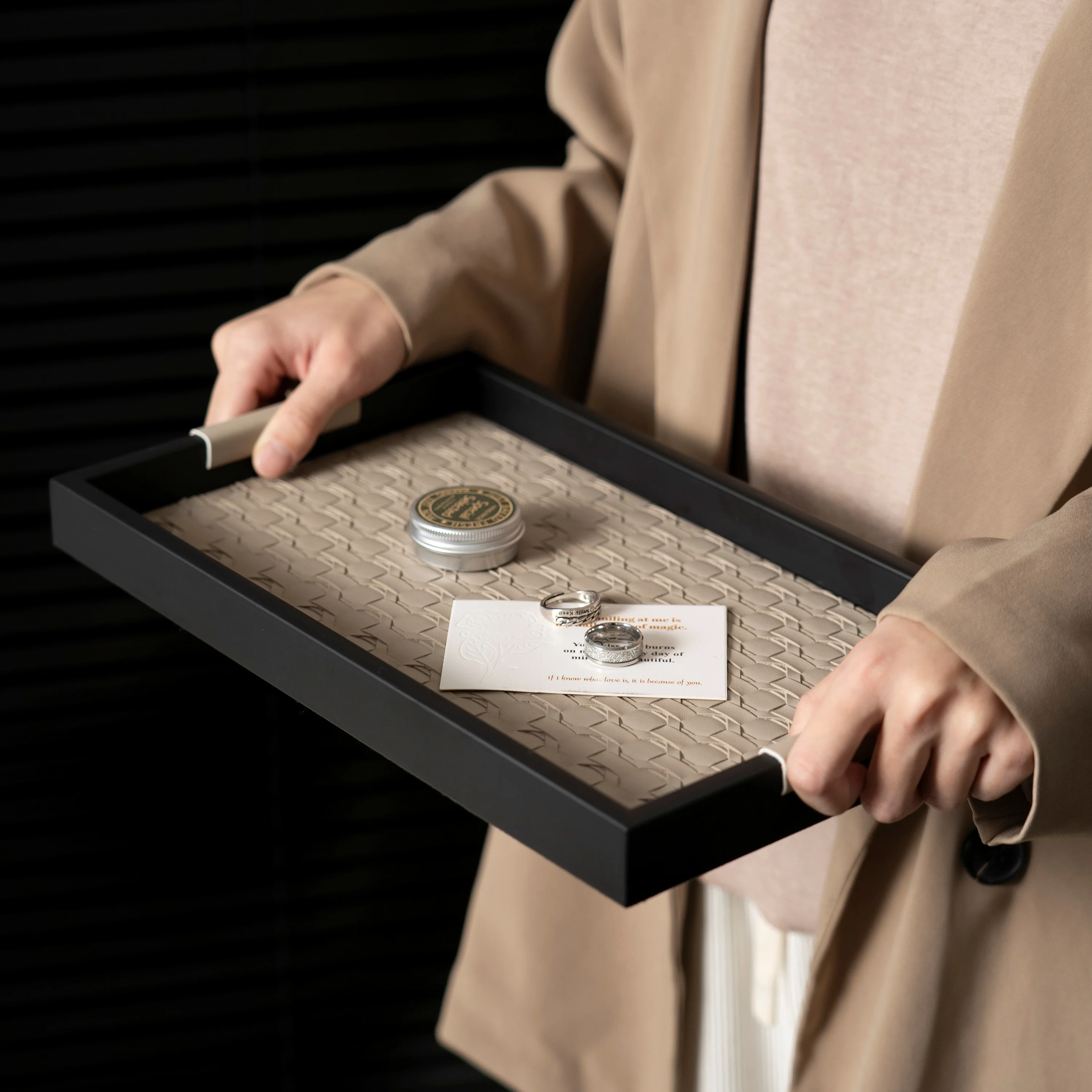 Минималистичный черный кожаный поднос в скандинавском стиле с ароматом дерева и элитной эстетикой для хранения и декора гостиной и спальни.
Минималистичный черный кожаный поднос в скандинавском стиле с ароматом дерева и элитной эстетикой для хранения и декора гостиной и спальни.