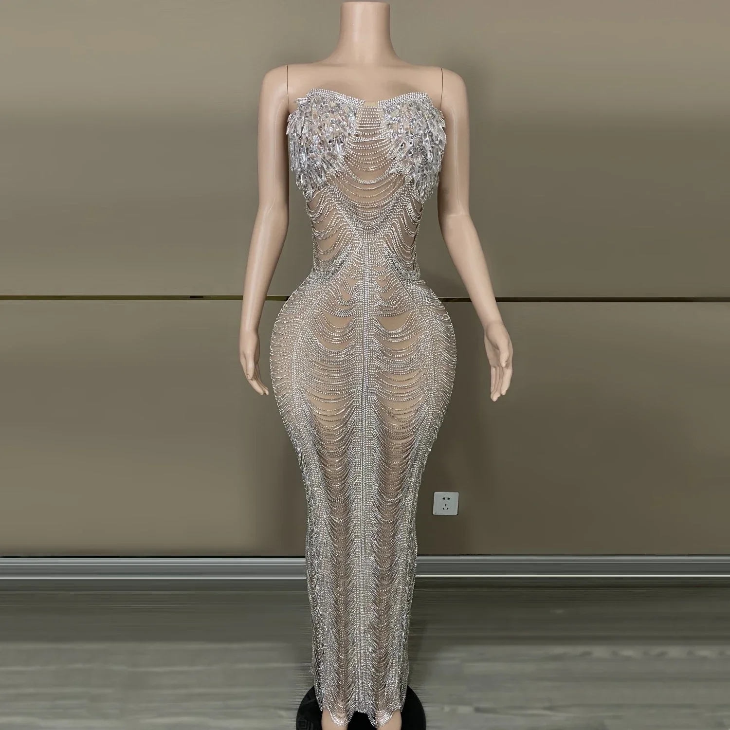 Luxury Diamonds Chain Crytrals Sexy Strapless Sheath Mini Dress Birthday Evening Party Performance Costume Singer Stage Wear
Luxury Diamonds Chain Crytrals Sexy Strapless Sheath Mini Dress Birthday Evening Party Performance Costume Singer Stage Wear