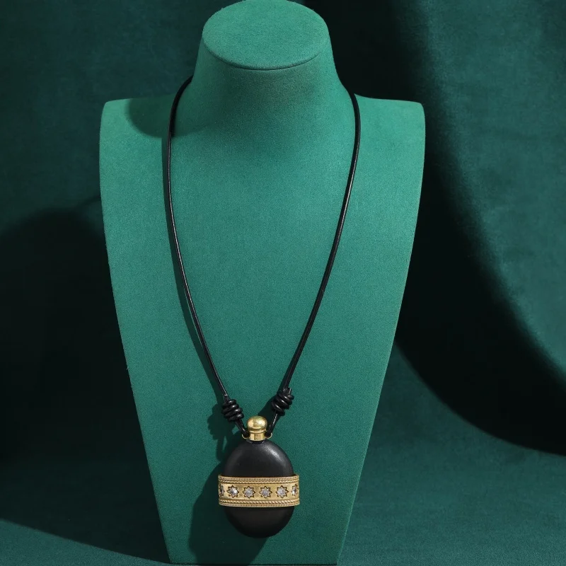 Large Vintage Oval Black Pendent Natural Stone Necklace Rhinestone Woman Rope Jewelry High Brand Quality Party Accessories Gifts
Large Vintage Oval Black Pendent Natural Stone Necklace Rhinestone Woman Rope Jewelry High Brand Quality Party Accessories Gifts