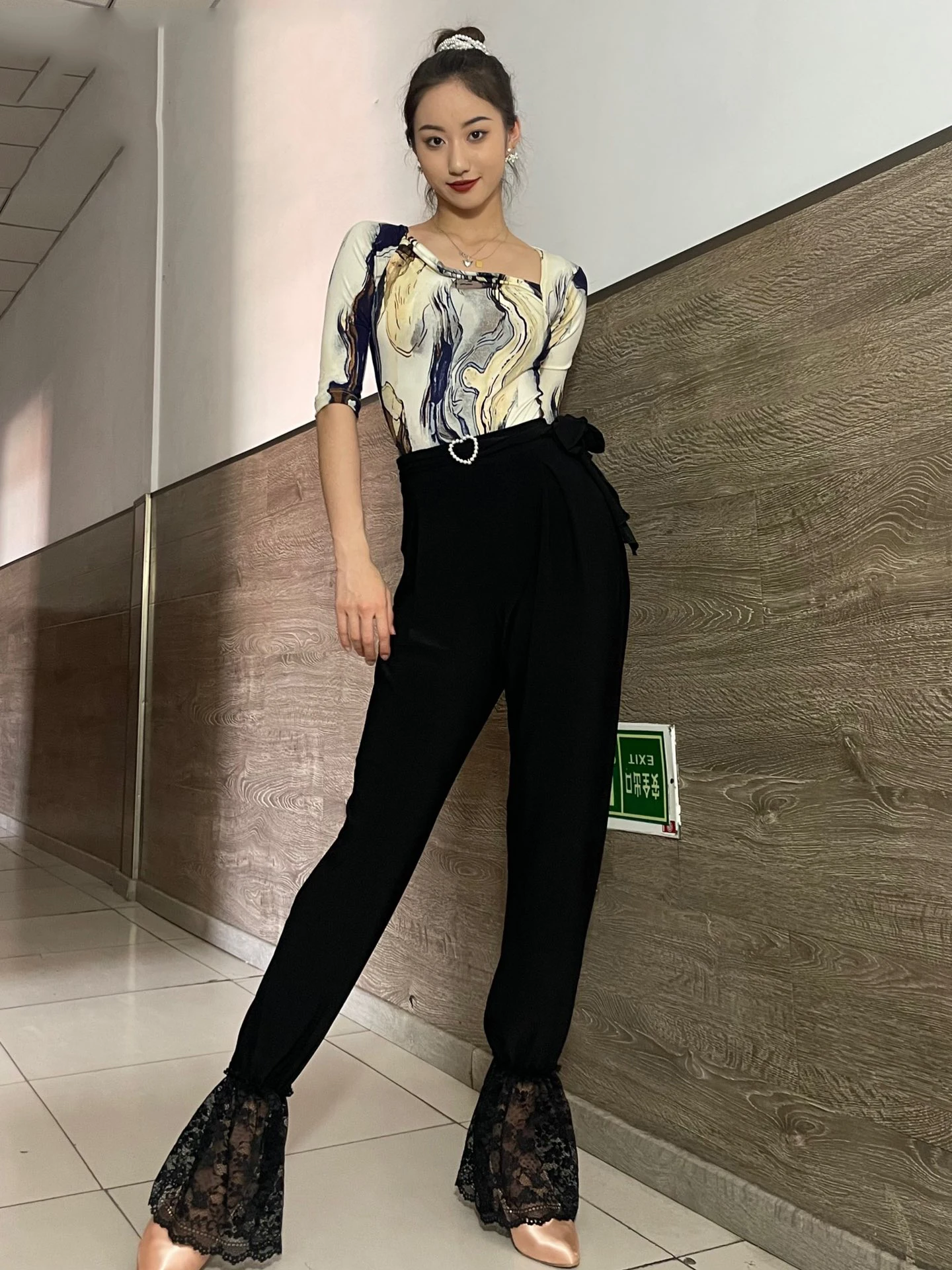 New Latin Dance Clothes Ballroom Dance Top Black Lace Pants Women Practice Clothing Tango Show Wear Waltz Dance Costume BL11166
New Latin Dance Clothes Ballroom Dance Top Black Lace Pants Women Practice Clothing Tango Show Wear Waltz Dance Costume BL11166