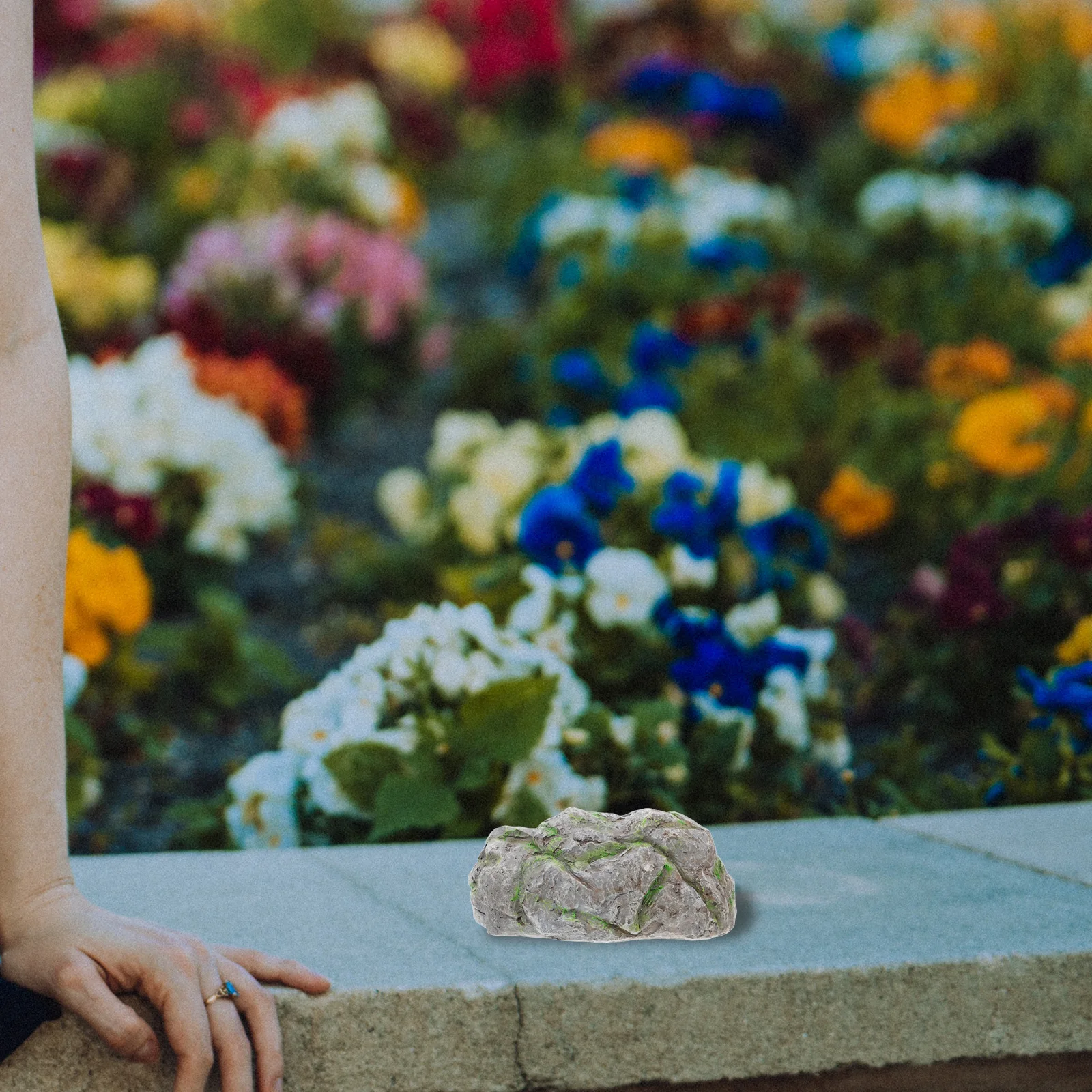 Stone Key Hider for Outside Garden Decorative Rock Outdoor Key Holder Hide Spare Keys Weatherproof Yard Accessory
Stone Key Hider for Outside Garden Decorative Rock Outdoor Key Holder Hide Spare Keys Weatherproof Yard Accessory