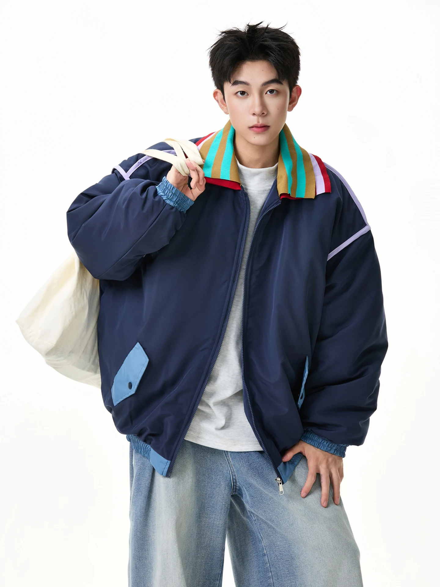 Мужская хлопковая куртка American Style: молодежная модная модель с контрастными вставками, теплая зимняя верхняя одежда свободного кроя
Мужская хлопковая куртка American Style: молодежная модная модель с контрастными вставками, теплая зимняя верхняя одежда свободного кроя