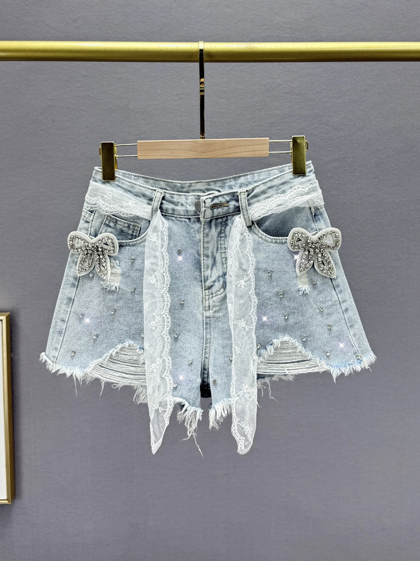Trendy Women's Diamond-Encrusted Denim Shorts Summer 2025 High-Waisted Lace Belted Hole-Ripped Wide Leg Casual Blue Jeans
Trendy Women's Diamond-Encrusted Denim Shorts Summer 2025 High-Waisted Lace Belted Hole-Ripped Wide Leg Casual Blue Jeans