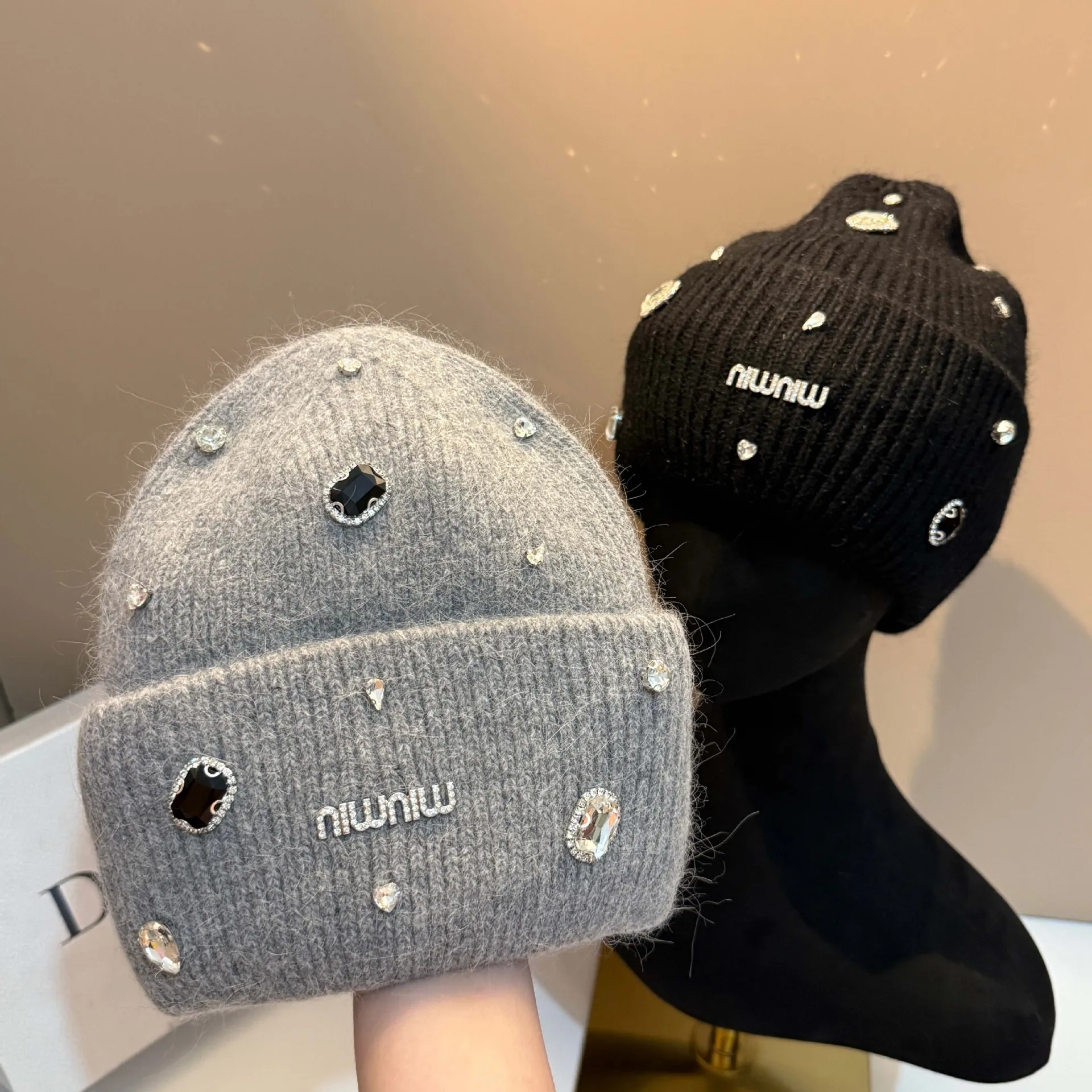 Гламурная вязаная шапка из кроличьей шерсти 2026, зимняя шапка со сверкающими кристаллами, женская шапка на плюшевой флисовой подкладке для холодной погоды
Гламурная вязаная шапка из кроличьей шерсти 2026, зимняя шапка со сверкающими кристаллами, женская шапка на плюшевой флисовой подкладке для холодной погоды