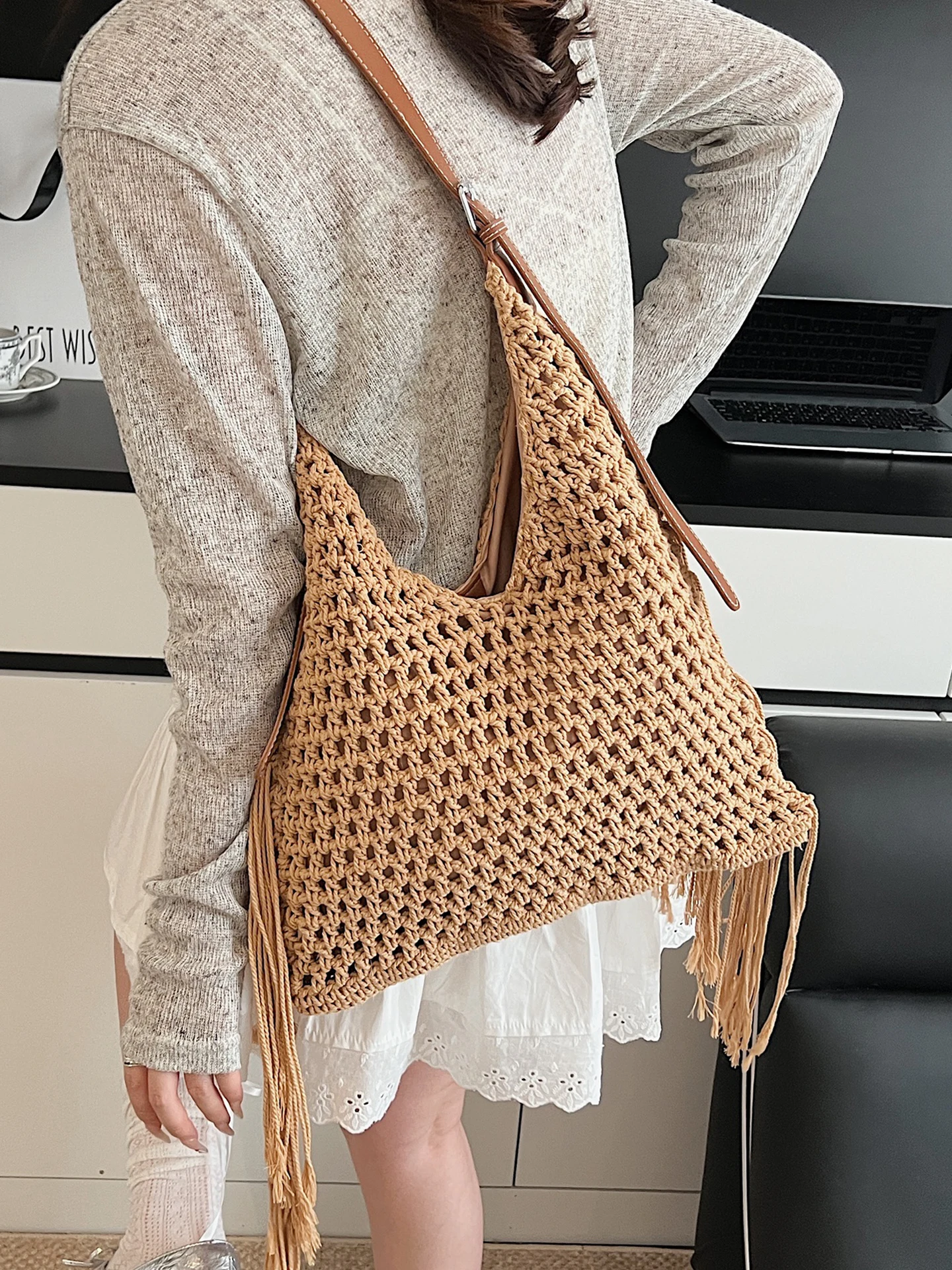 Большая вместительная сумка из ажурной пряжи, женская летняя сумка через плечо с кисточками, пляжная сумка, модная женская сумочка
Большая вместительная сумка из ажурной пряжи, женская летняя сумка через плечо с кисточками, пляжная сумка, модная женская сумочка
