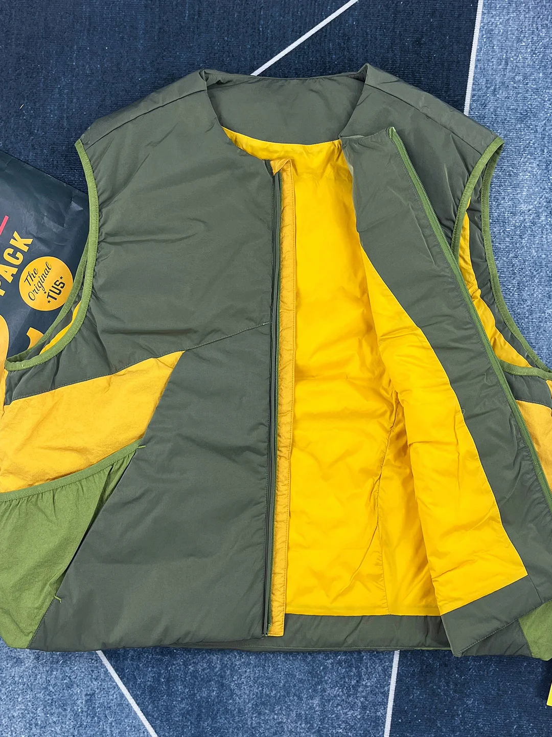 Loose Unisex Duck down Vest Fashionable Urban Style Pure Color Pattern Zipper Closure White Duck Feather Warm Outerwear
Loose Unisex Duck down Vest Fashionable Urban Style Pure Color Pattern Zipper Closure White Duck Feather Warm Outerwear