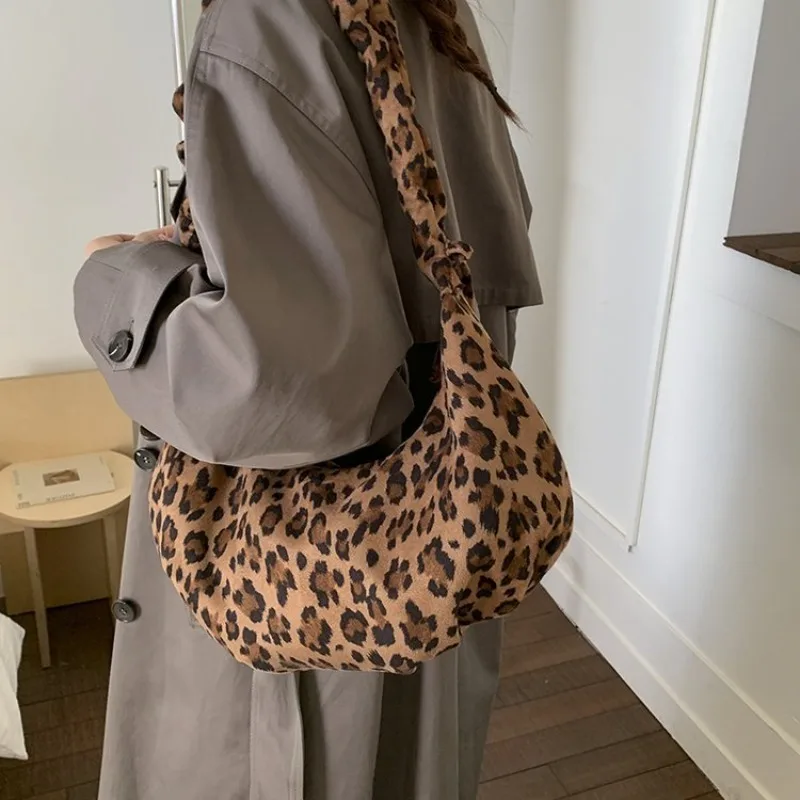 Women's Everyday Style Leopard Print Crescent Shoulder Bag, for Work, Travel, Daily Commute & Casual Street Style Bags for Women
Women's Everyday Style Leopard Print Crescent Shoulder Bag, for Work, Travel, Daily Commute & Casual Street Style Bags for Women