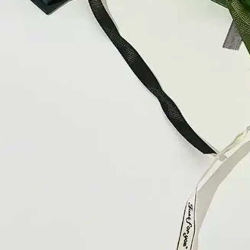 Картонная коробка-флипбокс с лентой и пенопластом внутри для ювелирных изделий: ожерелий, браслетов, колец, серег. Подарочная упаковка.
Картонная коробка-флипбокс с лентой и пенопластом внутри для ювелирных изделий: ожерелий, браслетов, колец, серег. Подарочная упаковка.