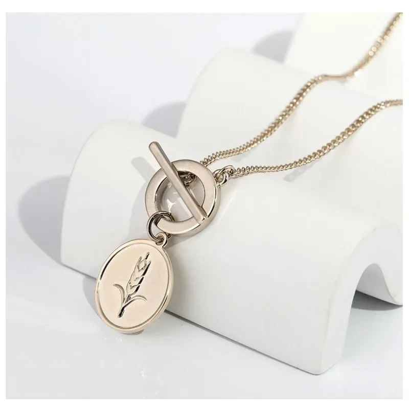 The princess necklace is for women, with medium-length coin buckles decorating the sweater chain
The princess necklace is for women, with medium-length coin buckles decorating the sweater chain