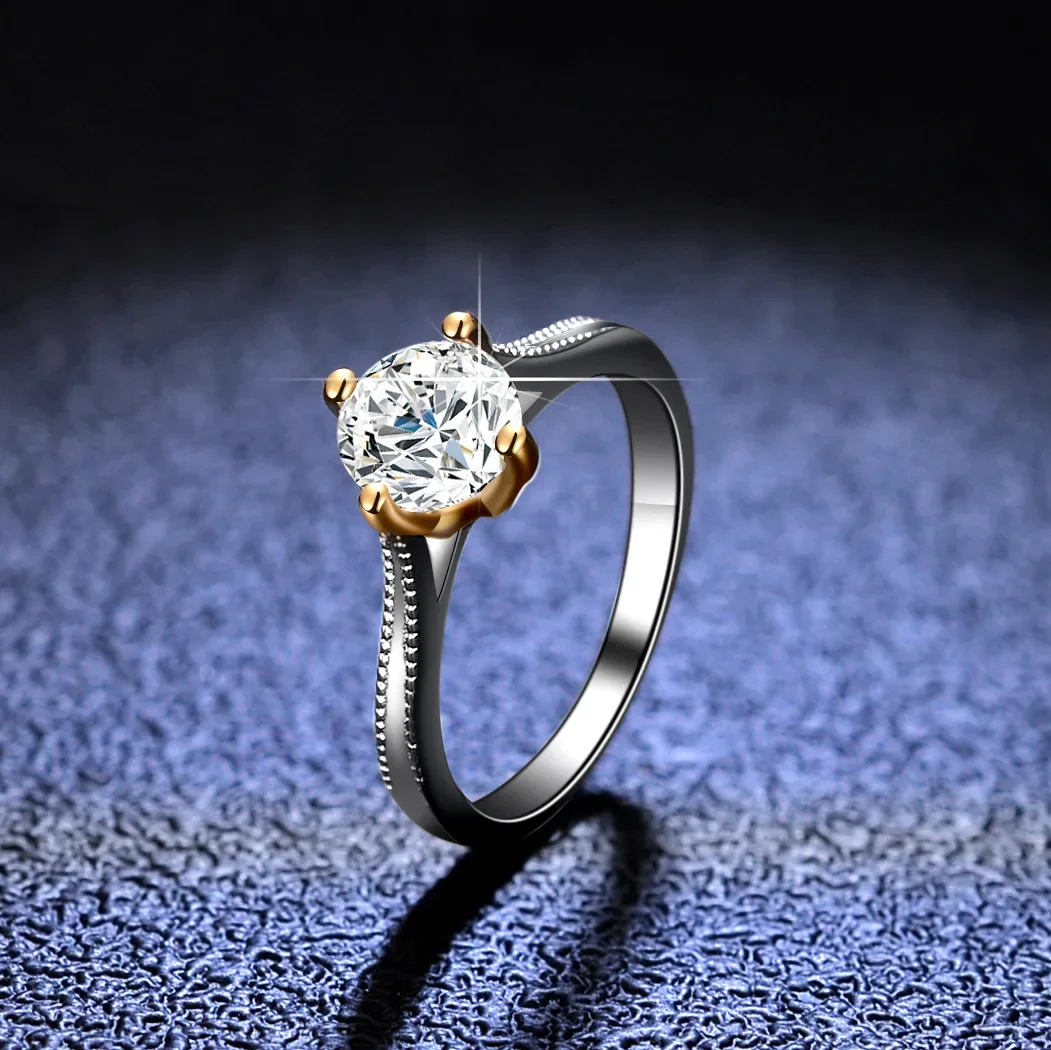 18K Gold Inlaid D-color Moissanite Ring, Colorful Gold Four Claw Cross Diamond Ring PT950 Platinum Custom Engagement Gift
18K Gold Inlaid D-color Moissanite Ring, Colorful Gold Four Claw Cross Diamond Ring PT950 Platinum Custom Engagement Gift