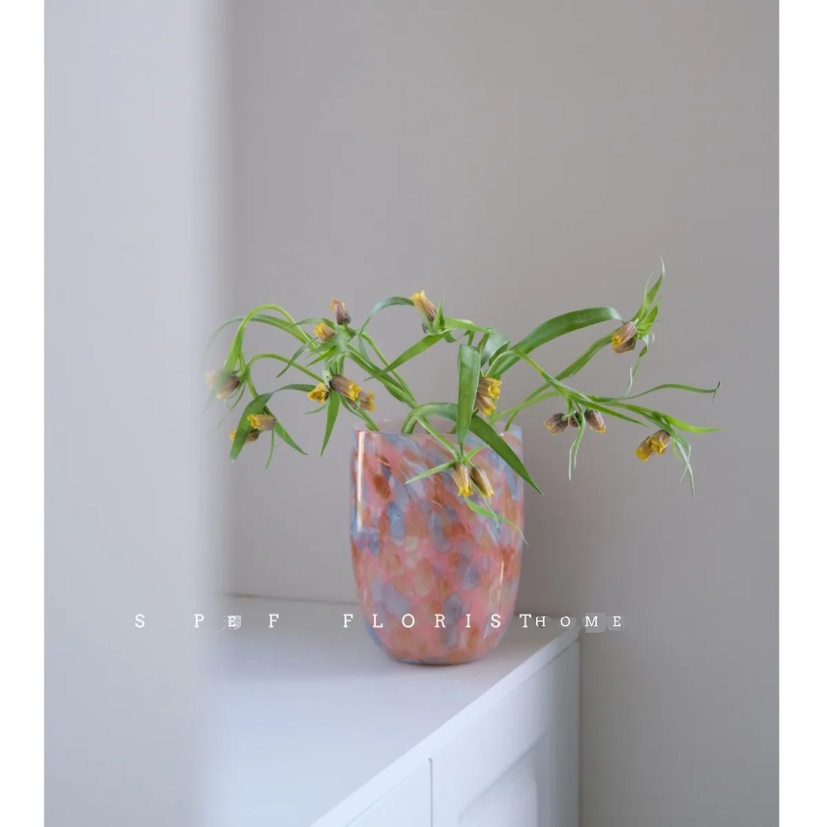 Medieval retro pink pebble handmade glass straight vase medium and small light home living room desktop vase
Medieval retro pink pebble handmade glass straight vase medium and small light home living room desktop vase