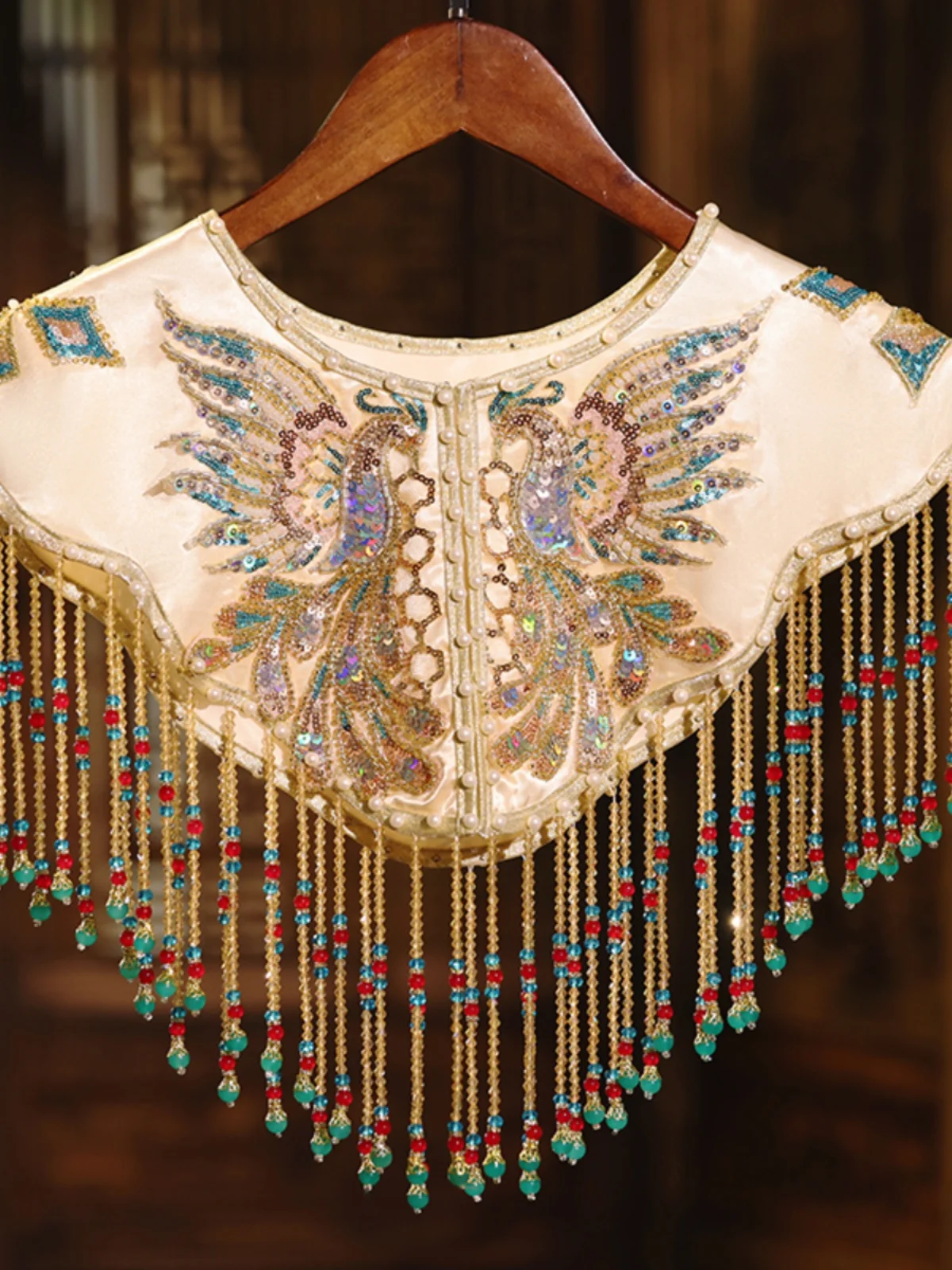 Новая китайская кружевная вышивка жемчугом ручной работы, укороченная верхняя одежда с эффектом облачного пуха для женщин, подходит к ципао, свободный крой с круглым вырезом
Новая китайская кружевная вышивка жемчугом ручной работы, укороченная верхняя одежда с эффектом облачного пуха для женщин, подходит к ципао, свободный крой с круглым вырезом