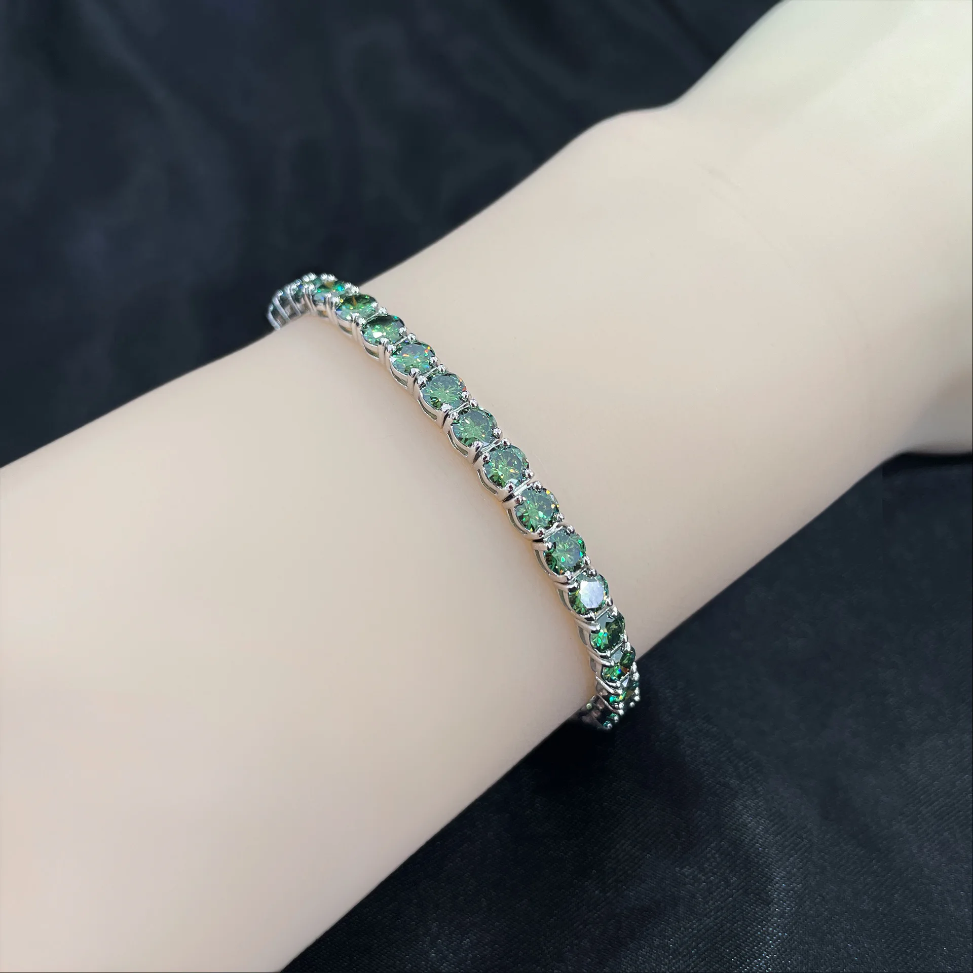 Luxury Jewelry VVS Moissanite Sterling Silver 925 Fashion Moissanite Tennis Emerald Color Chain Bracelet For Women
Luxury Jewelry VVS Moissanite Sterling Silver 925 Fashion Moissanite Tennis Emerald Color Chain Bracelet For Women