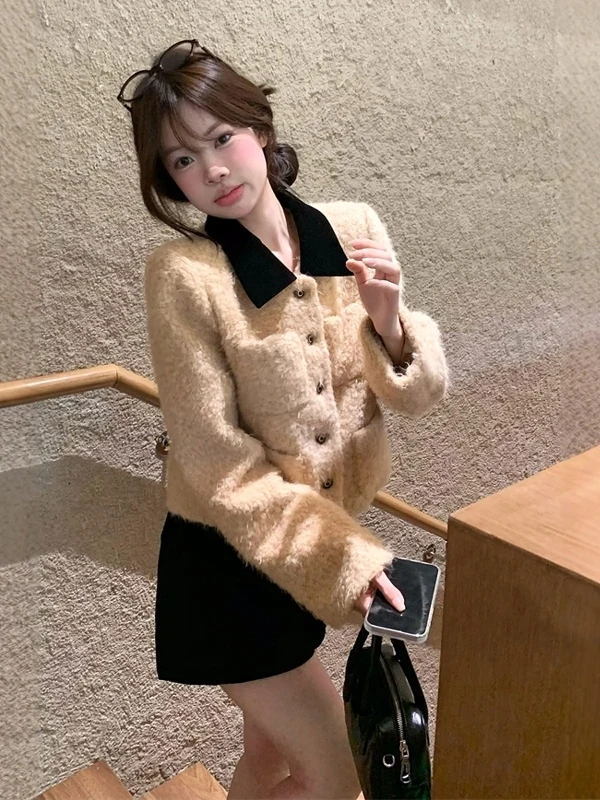 Korean Sle ort Lamb Fur Jaet Flip Collar Women's Faionable Winter Outerwear Casual Loose Fit Button Detail Coat
Korean Sle ort Lamb Fur Jaet Flip Collar Women's Faionable Winter Outerwear Casual Loose Fit Button Detail Coat