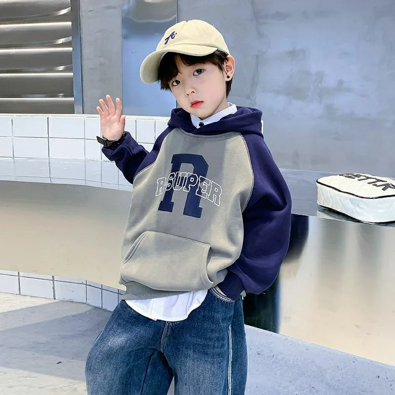 Осенне-зимняя толстовка с капюшоном на флисовой подкладке для мальчиков среднего и большого размера на осень-зиму 2025 — стильная верхняя одежда для детей 
Осенне-зимняя толстовка с капюшоном на флисовой подкладке для мальчиков среднего и большого размера на осень-зиму 2025 — стильная верхняя одежда для детей