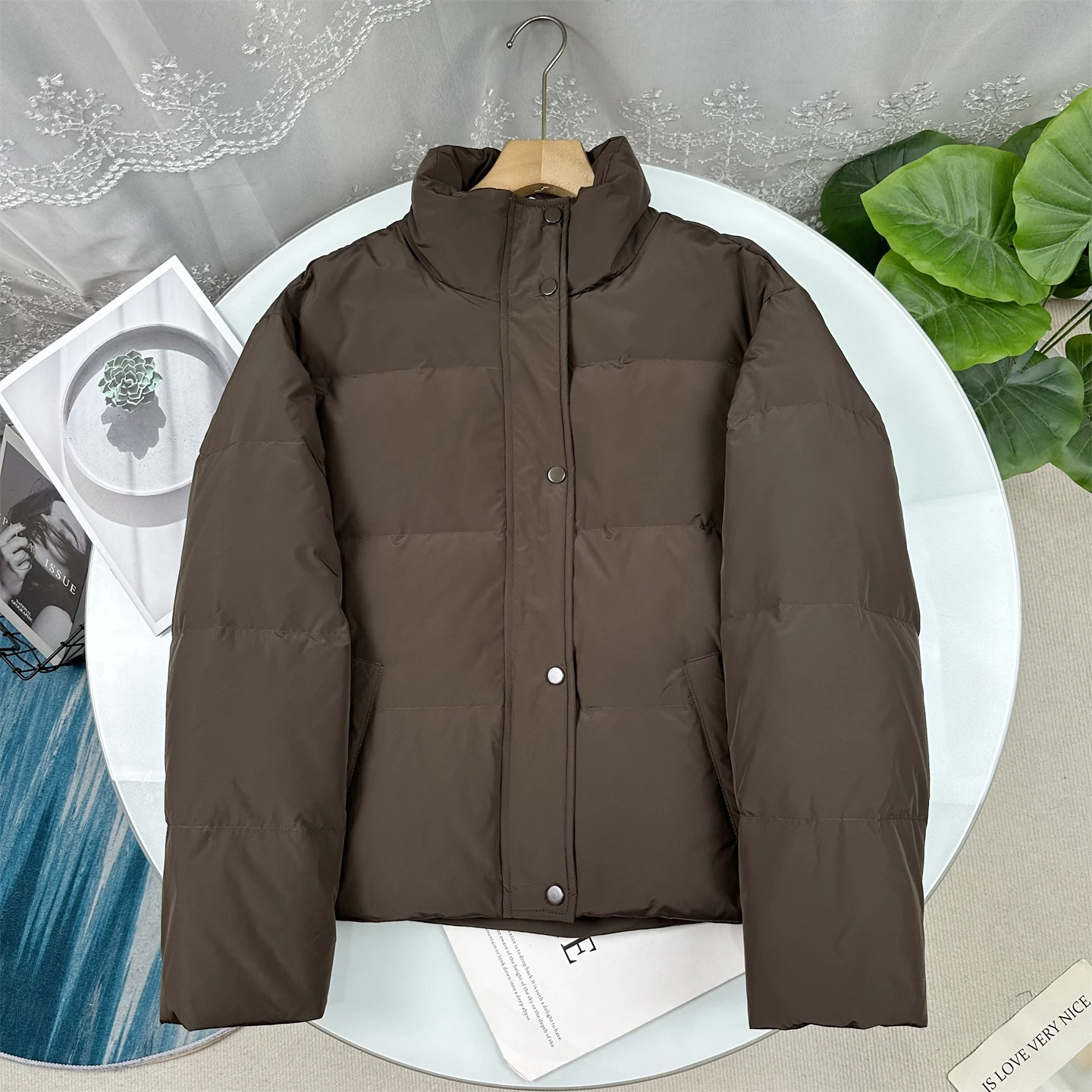Fashionable Short 90 down Bread Style Women's Jacket Stand Collar Warm Outerwear Winter 2025 New Arrival Comfortable Coat
Fashionable Short 90 down Bread Style Women's Jacket Stand Collar Warm Outerwear Winter 2025 New Arrival Comfortable Coat