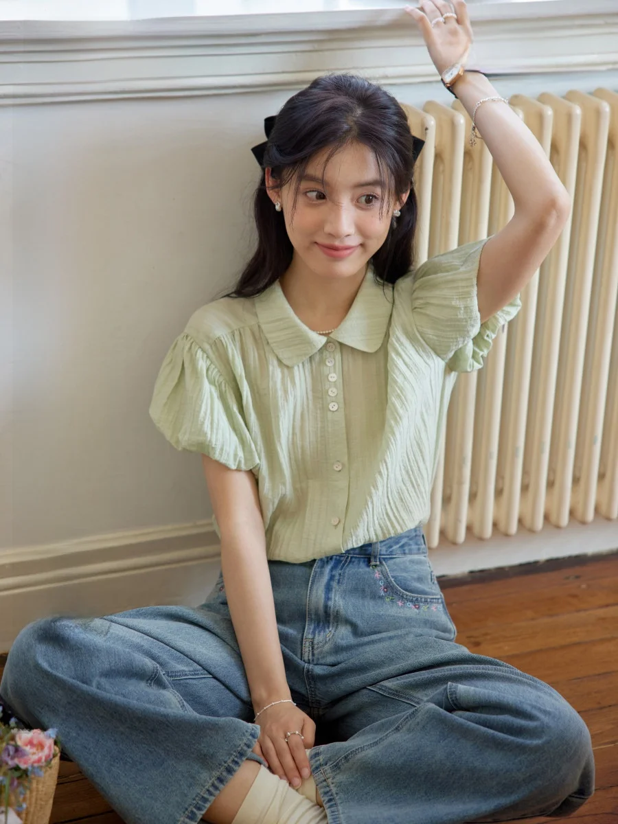 Новинка: Женский летний топ из шелка с легким драпированием, маленьким воротником и рукавами-буфами, повседневный, модный
Новинка: Женский летний топ из шелка с легким драпированием, маленьким воротником и рукавами-буфами, повседневный, модный