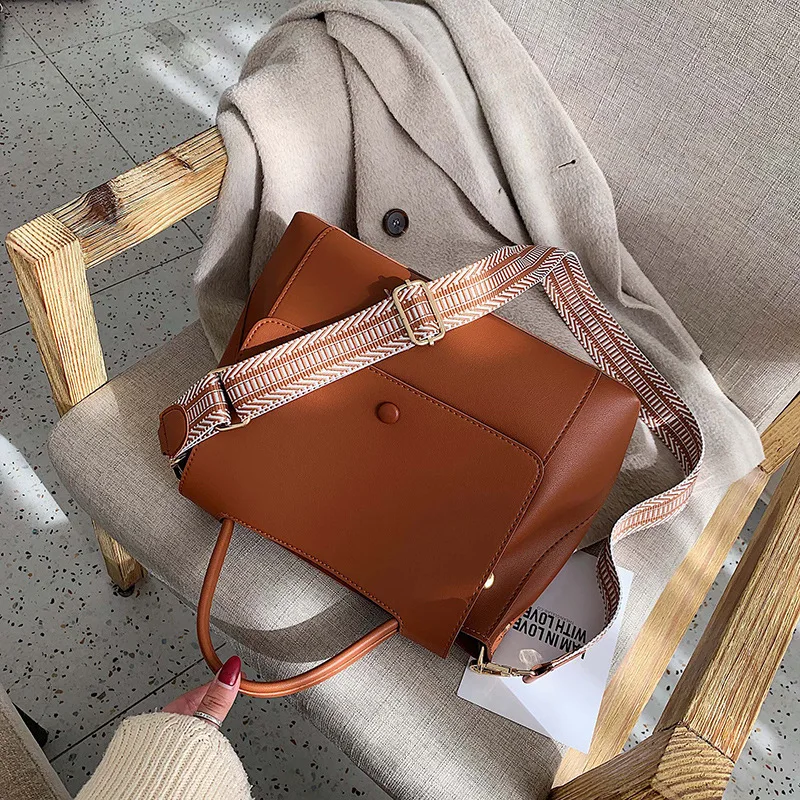 Simple Handbag Solid Color PU Leather Crossbody Bags Wide Shoulder Strap Design for Women Trendy Shoulder Bag Luxury Handbag
Simple Handbag Solid Color PU Leather Crossbody Bags Wide Shoulder Strap Design for Women Trendy Shoulder Bag Luxury Handbag