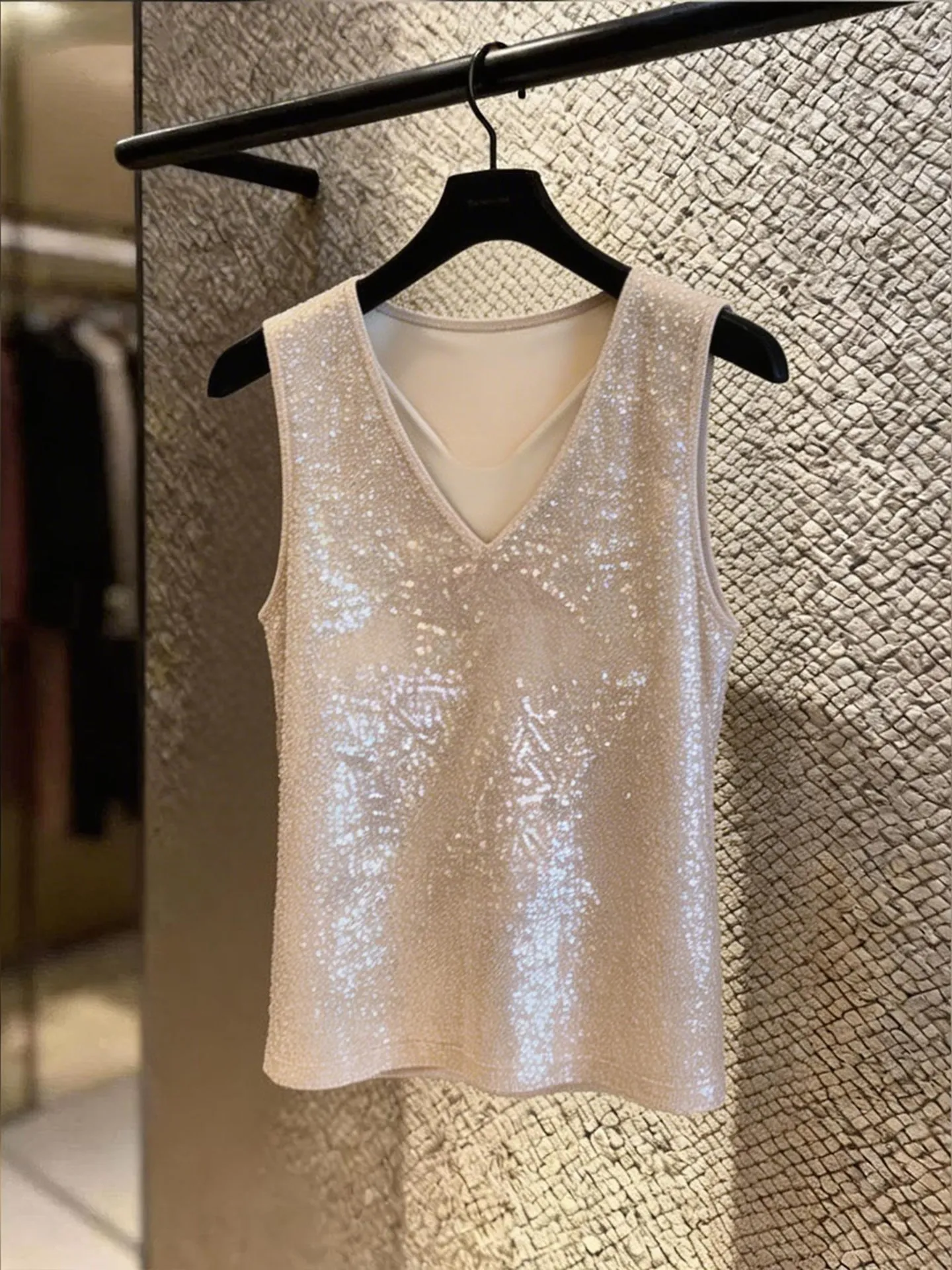 Shiny Sequin V-Neck Sleeveless Vest Women's Design Sensation Elegant Versatile Commute Anti-Aging Top Spring Summer New Arrival
Shiny Sequin V-Neck Sleeveless Vest Women's Design Sensation Elegant Versatile Commute Anti-Aging Top Spring Summer New Arrival