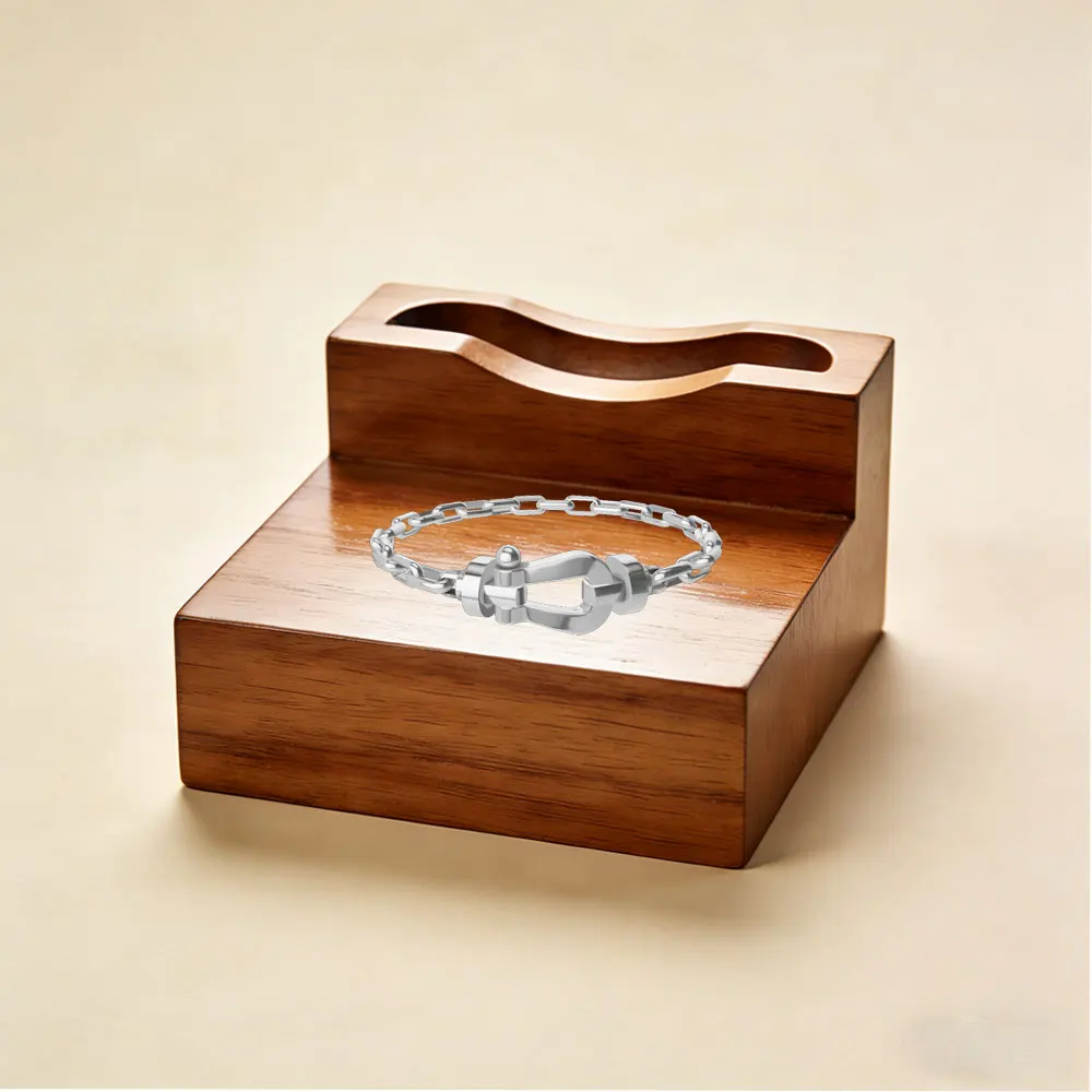 Large size chain clause horse shoe clasp bracelet for couples (for both men and women)
Large size chain clause horse shoe clasp bracelet for couples (for both men and women)