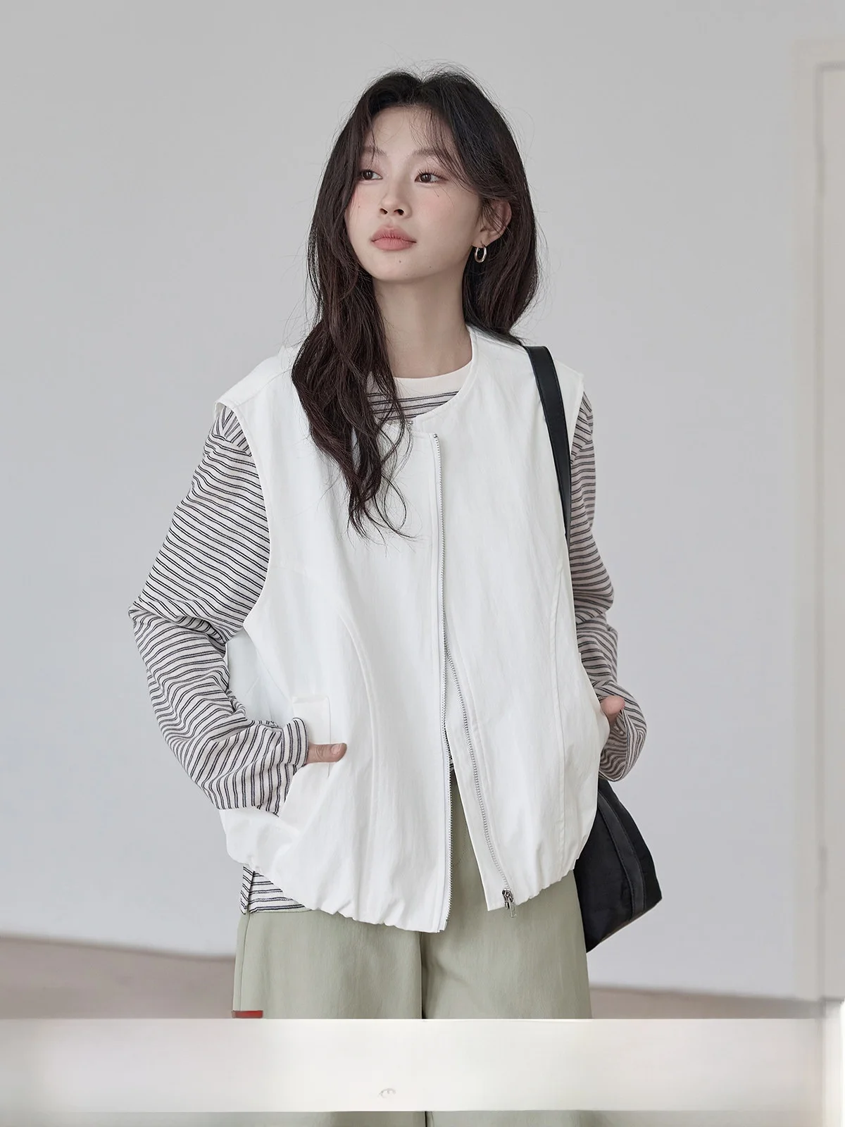HuiXi White round Neck Sleeveless Vest Jacket Women's 2026 New Style Layered Korean Simple Outerwear Shoulder Pad
HuiXi White round Neck Sleeveless Vest Jacket Women's 2026 New Style Layered Korean Simple Outerwear Shoulder Pad
