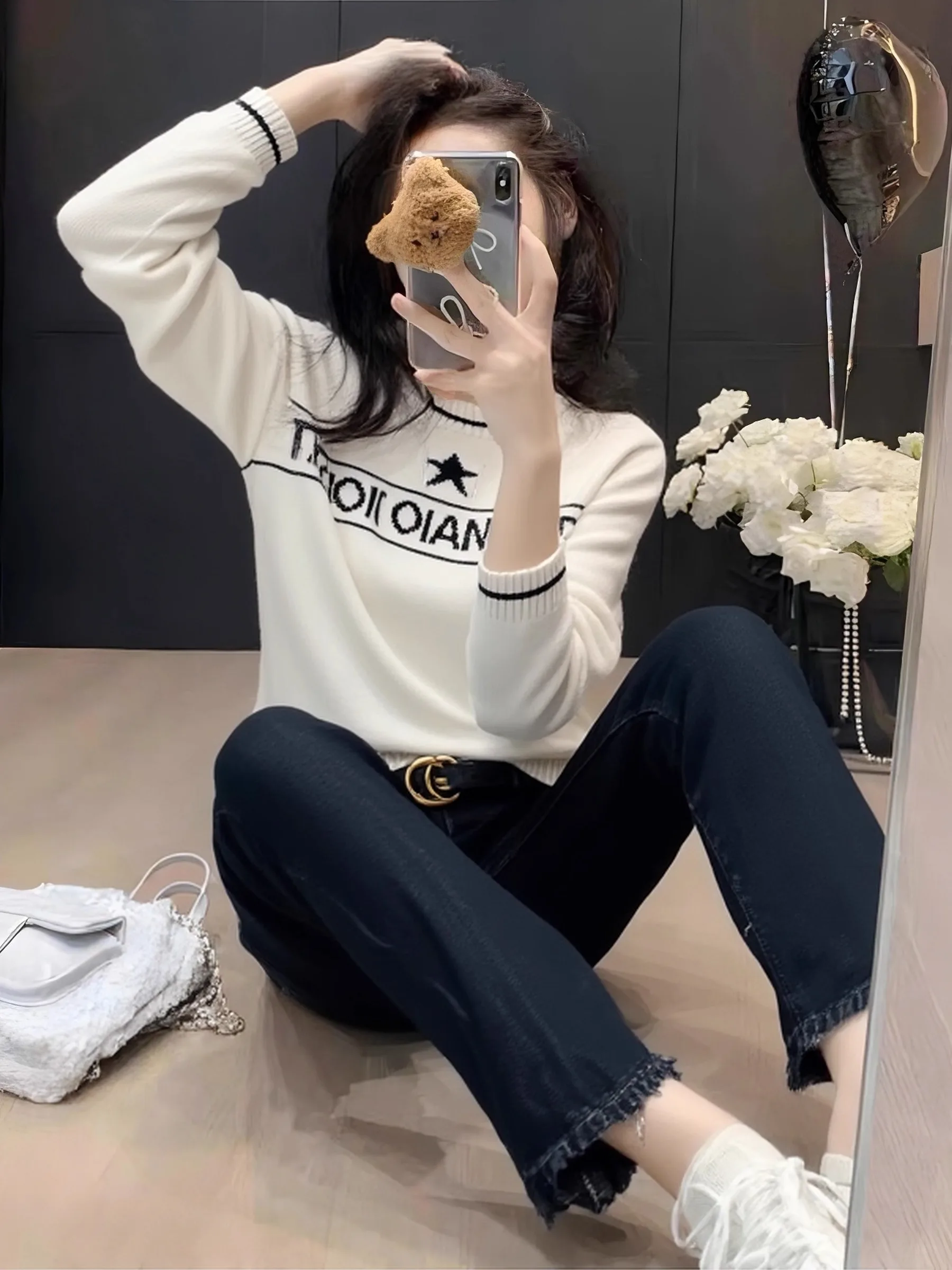 Белый круглый свитер женский 2025 года, новинка, маленький размер, с вышивкой букв, высококачественный универсальный базовый топ для осени и зимы
Белый круглый свитер женский 2025 года, новинка, маленький размер, с вышивкой букв, высококачественный универсальный базовый топ для осени и зимы