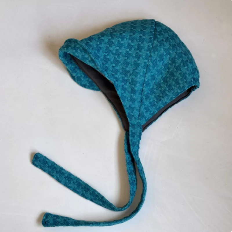 Japanese Style Vintage Blue Tweed Textured Earflap Hat Women Winter Tie Back Headwrap Vintage Style Fashion Bonnet
Japanese Style Vintage Blue Tweed Textured Earflap Hat Women Winter Tie Back Headwrap Vintage Style Fashion Bonnet