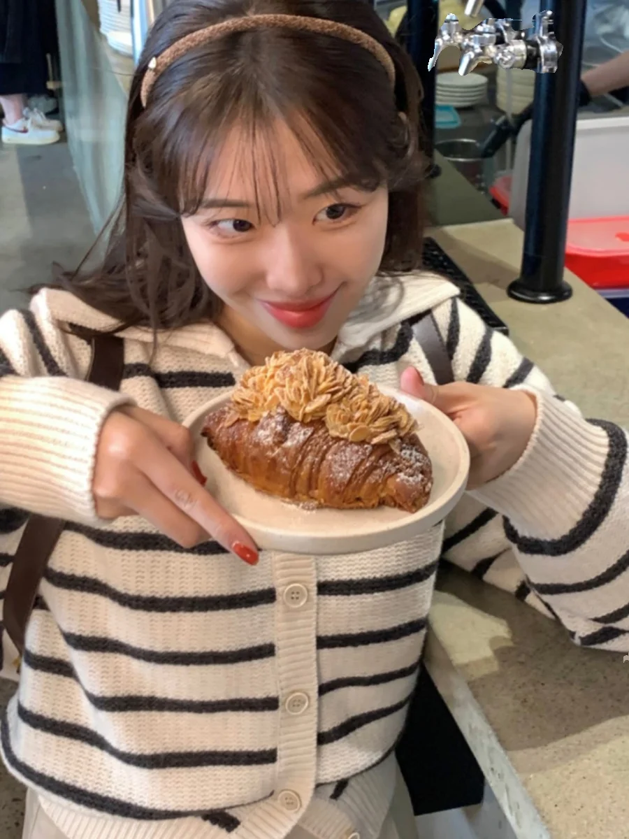 Women's Slim Fit Knitted Sweater with Color Blo Stripes Stand Collar Long Sve Sle Spring Faion Outerwear
Women's Slim Fit Knitted Sweater with Color Blo Stripes Stand Collar Long Sve Sle Spring Faion Outerwear