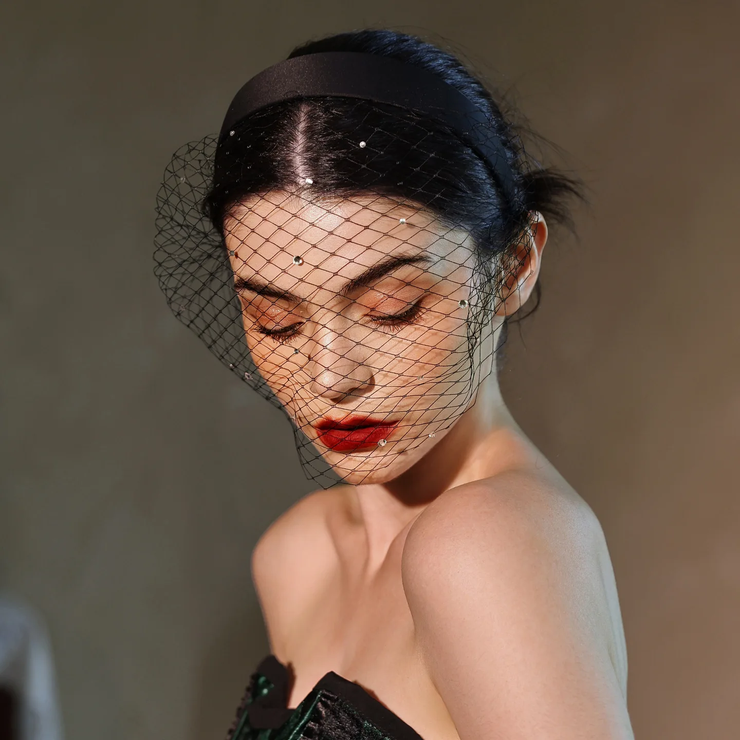 V511 Bridal Mesh Vintage Large Mesh Birdcage Veil Dress Headband Party Evening Socialite Headpiece
V511 Bridal Mesh Vintage Large Mesh Birdcage Veil Dress Headband Party Evening Socialite Headpiece