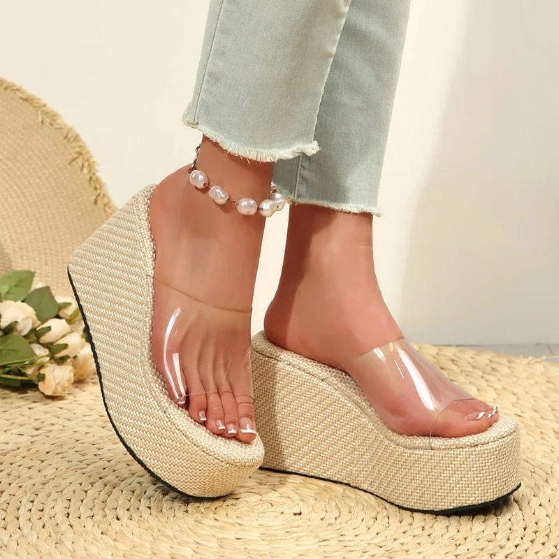 Женские летние уличные сандалии на платформе с толстой подошвой, на высоком каблуке, в стиле шлепанцев, с резиновой подошвой
Женские летние уличные сандалии на платформе с толстой подошвой, на высоком каблуке, в стиле шлепанцев, с резиновой подошвой