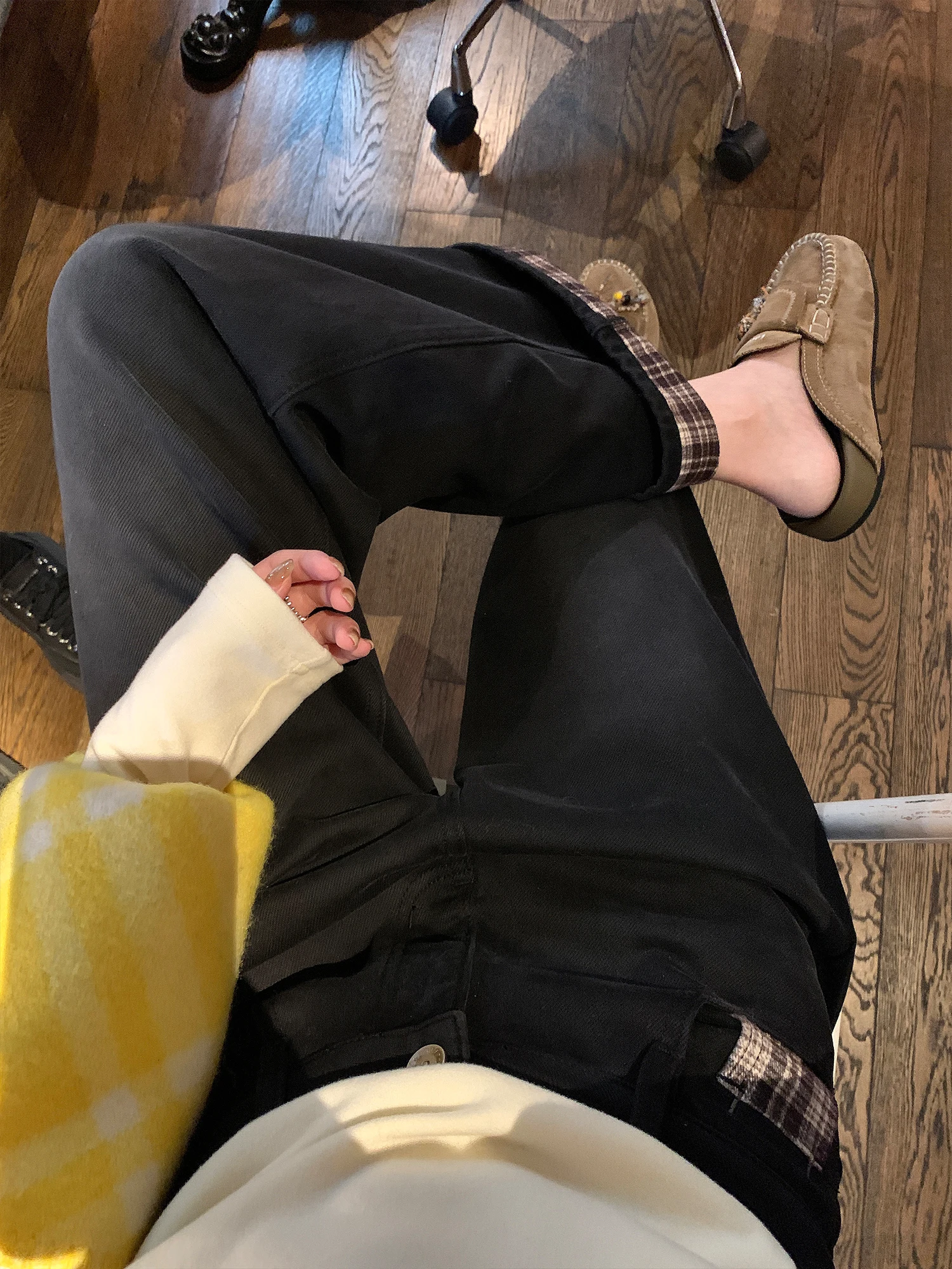 Женские джинсы с высокой талией и широкими штанинами в стиле ретро, с клетчатыми вставками, на флисовой подкладке, осенне-зимние, теплые, черные
Женские джинсы с высокой талией и широкими штанинами в стиле ретро, с клетчатыми вставками, на флисовой подкладке, осенне-зимние, теплые, черные