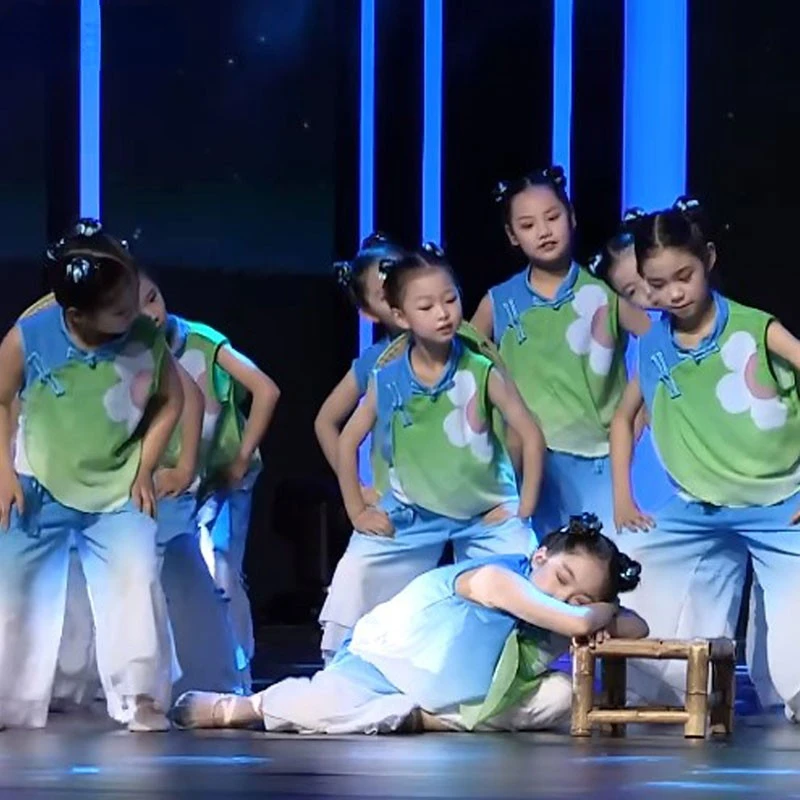 Girls Yangko Dance Stage Costumes Fan Dance Umbrella Yangko Clothing Classical National Costumes Hanfu Clothing Folk Dance Wear
Girls Yangko Dance Stage Costumes Fan Dance Umbrella Yangko Clothing Classical National Costumes Hanfu Clothing Folk Dance Wear