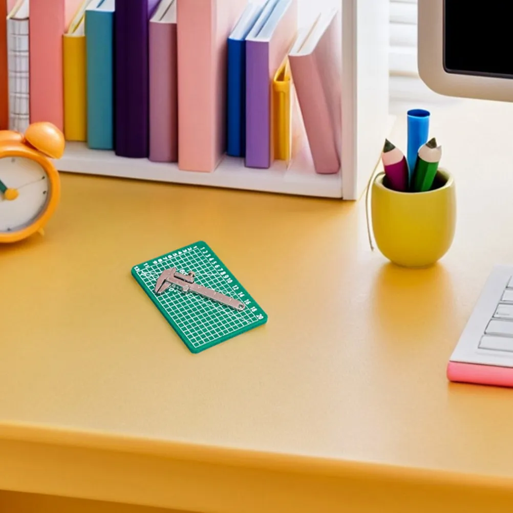 Набор миниатюрных штангенциркулей для кукольного домика, обучающий инструмент для ролевых игр, декор для микросцен, миниатюрные линейки и инструменты
Набор миниатюрных штангенциркулей для кукольного домика, обучающий инструмент для ролевых игр, декор для микросцен, миниатюрные линейки и инструменты