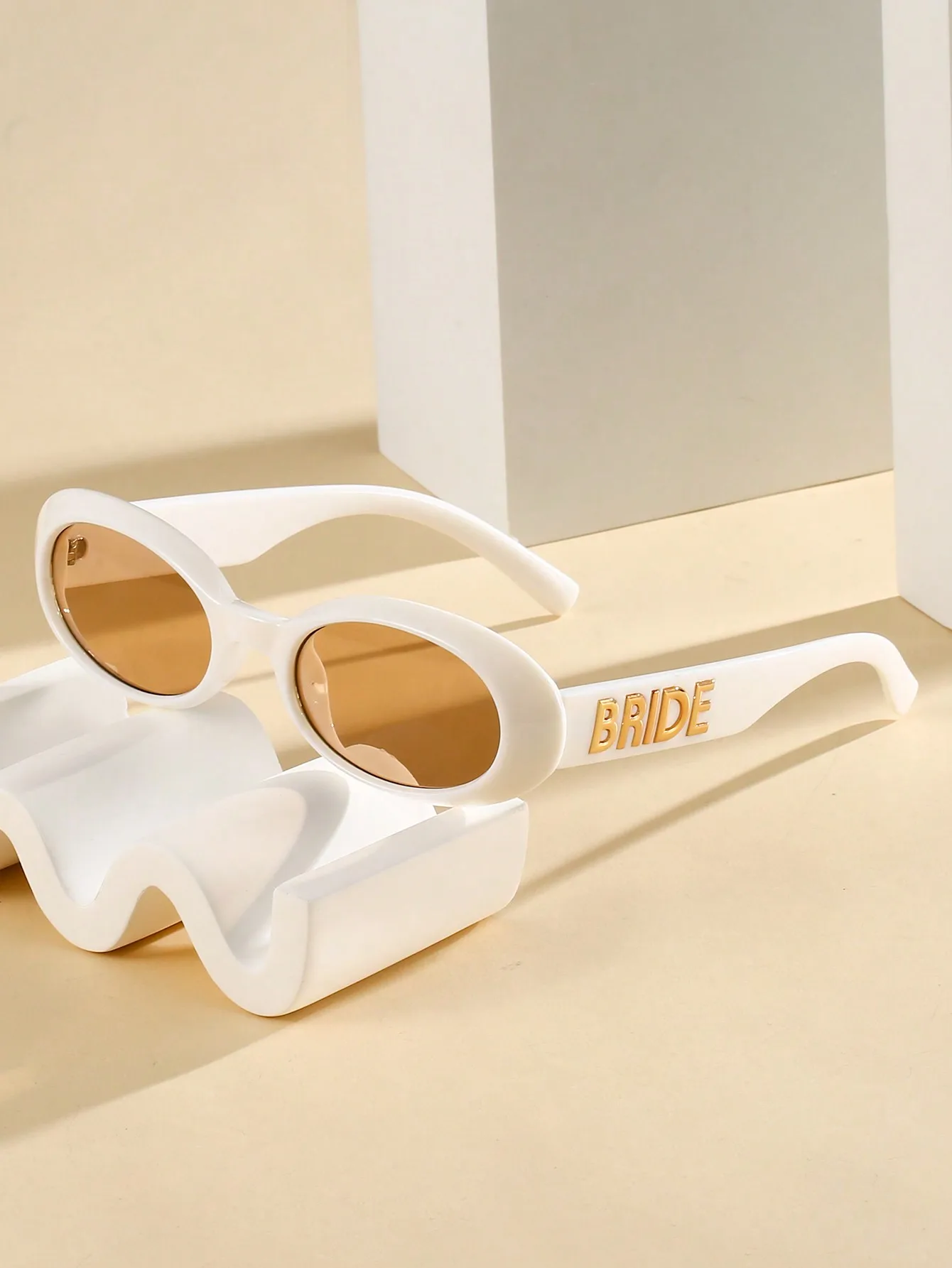 1pc Oval Small Frame Milky White Vintage Style Fashion Glasses, Fashion Accessory Gift For Women & Men, Suitable For Wedding, Party, Vacation
1pc Oval Small Frame Milky White Vintage Style Fashion Glasses, Fashion Accessory Gift For Women & Men, Suitable For Wedding, Party, Vacation