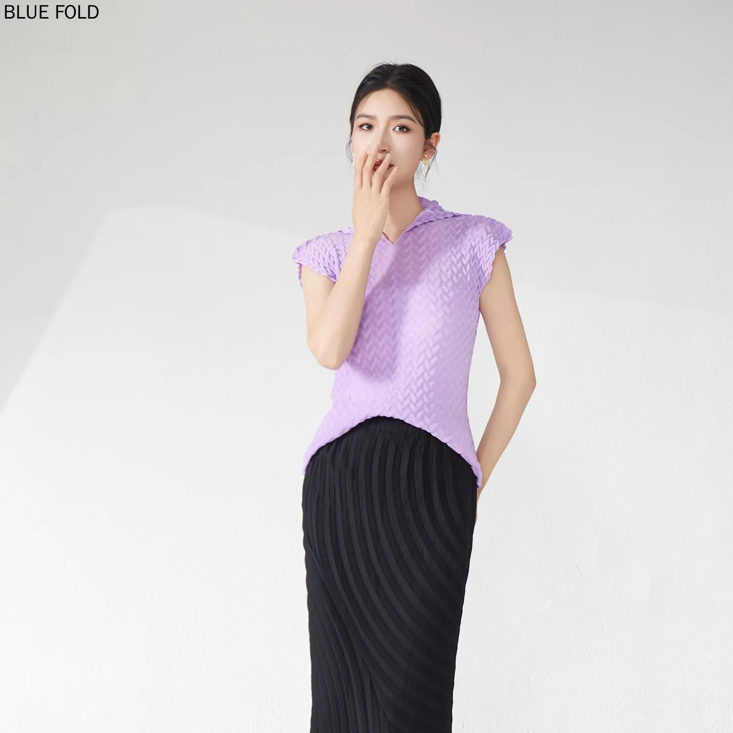 Miyake Short-sleeved Women's T-shirt Design Sense 2025 Summer New Lapel Solid Color Simple All-in-one Pullover Commuter Top
Miyake Short-sleeved Women's T-shirt Design Sense 2025 Summer New Lapel Solid Color Simple All-in-one Pullover Commuter Top