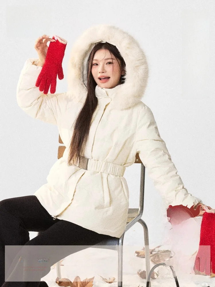 Женская зимняя куртка-пуховик больших размеров с белым меховым воротником, приталенная, в корейском стиле, стройнящая, модная, от Zhang Adult
Женская зимняя куртка-пуховик больших размеров с белым меховым воротником, приталенная, в корейском стиле, стройнящая, модная, от Zhang Adult