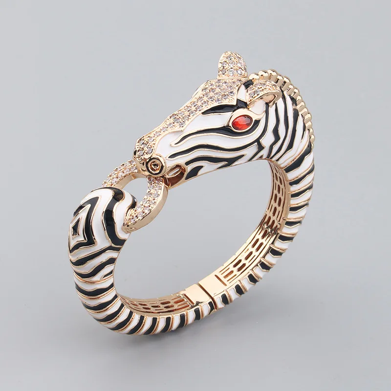 Pulsera de cebra de estilo europeo y americano caucho epoxi artesanía animal rayado caballo apertura pulsera de pareja
Pulsera de cebra de estilo europeo y americano caucho epoxi artesanía animal rayado caballo apertura pulsera de pareja
