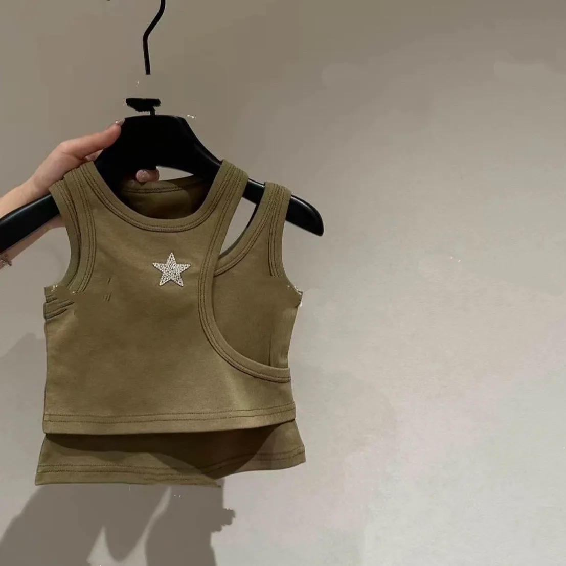 Children's Sleeveless T-shirt Summer New Style Girls' Street Dance Hot Drilled Hollow Short Cotton Top
Children's Sleeveless T-shirt Summer New Style Girls' Street Dance Hot Drilled Hollow Short Cotton Top