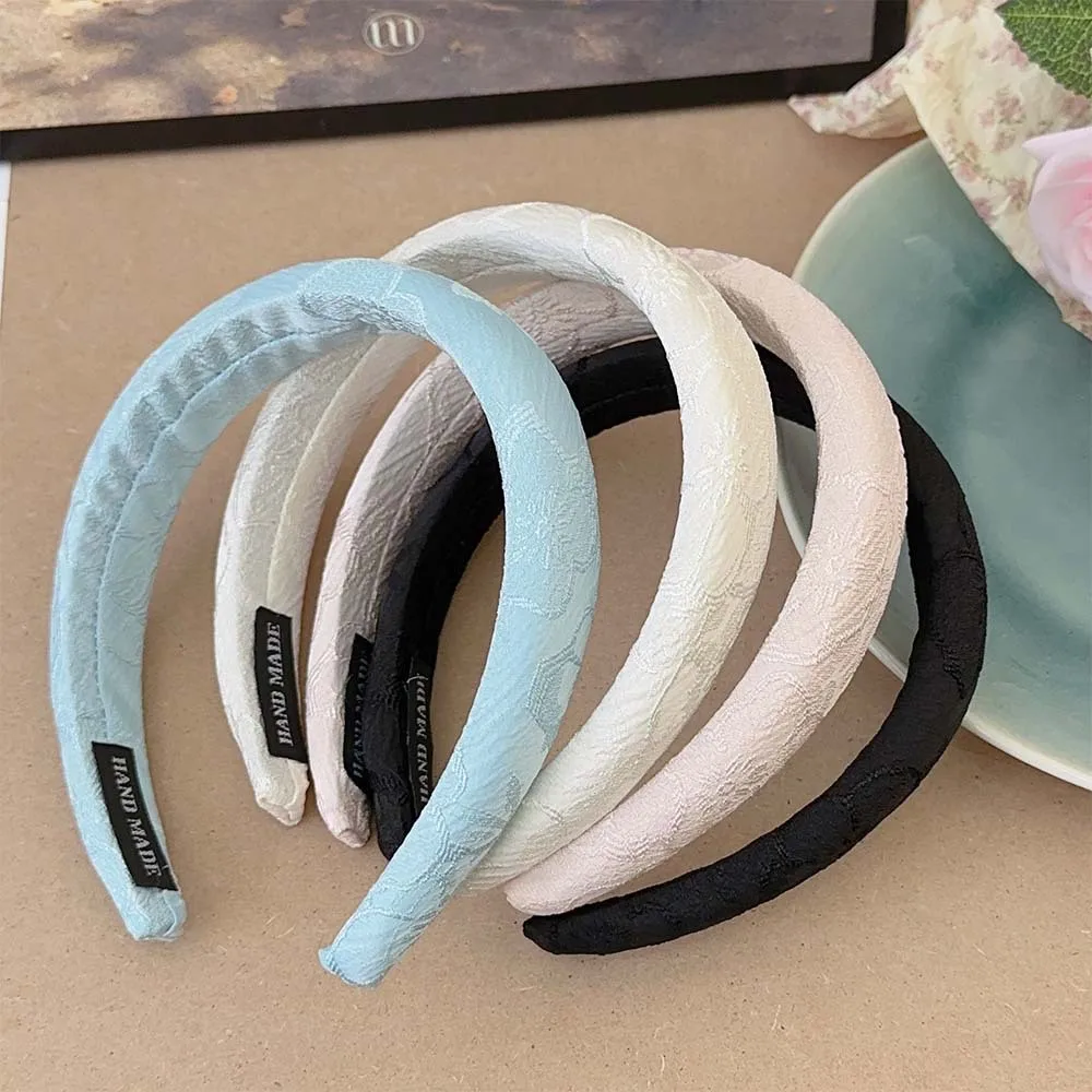 Embroidery Thickened Hair band for Women High-Crowning Hair Compression Band Sweet New Chinese-style Hair Accessories
Embroidery Thickened Hair band for Women High-Crowning Hair Compression Band Sweet New Chinese-style Hair Accessories
