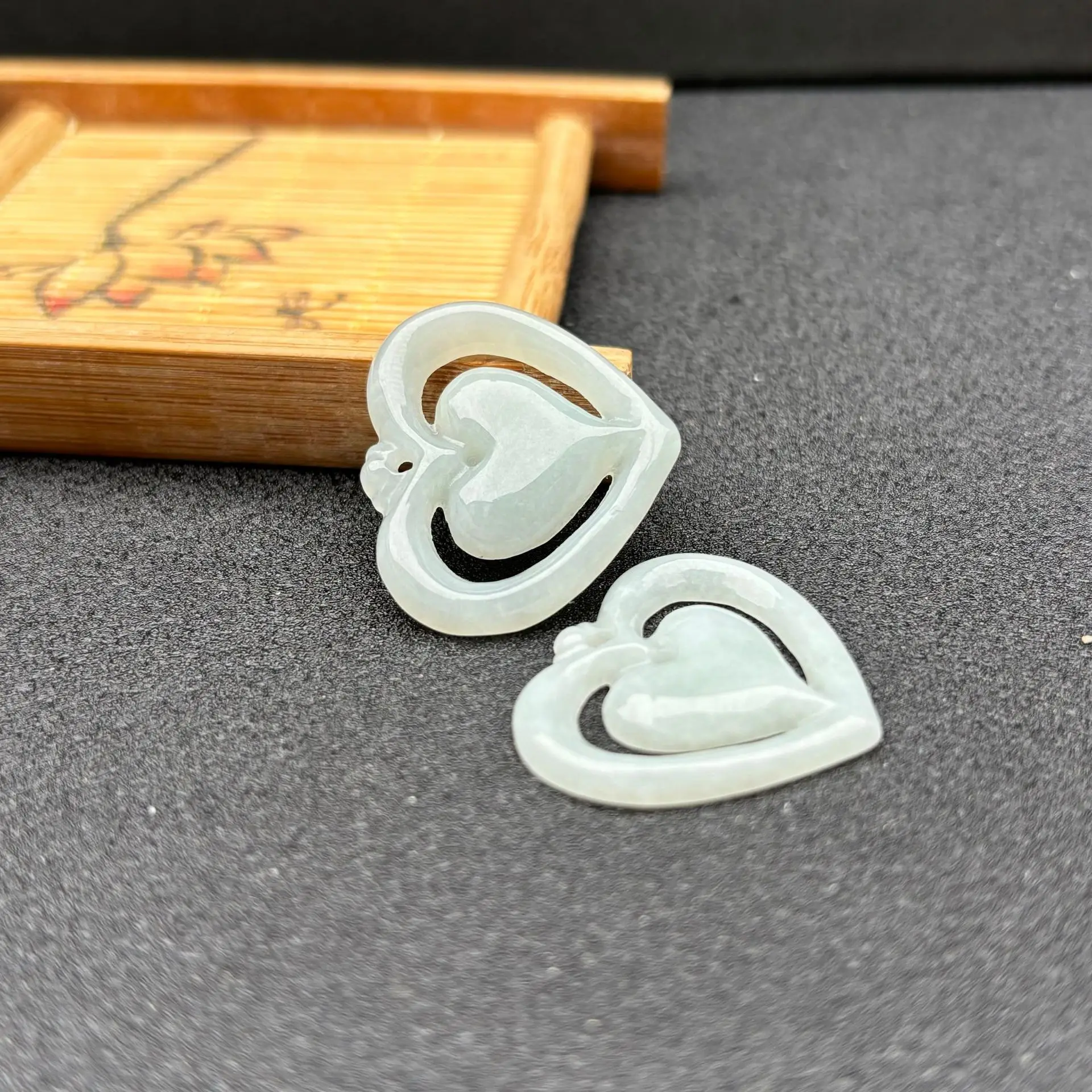 Jade heart-to-heart, natural A goods, Seiko pure hand-carved pendant, versatile model
Jade heart-to-heart, natural A goods, Seiko pure hand-carved pendant, versatile model