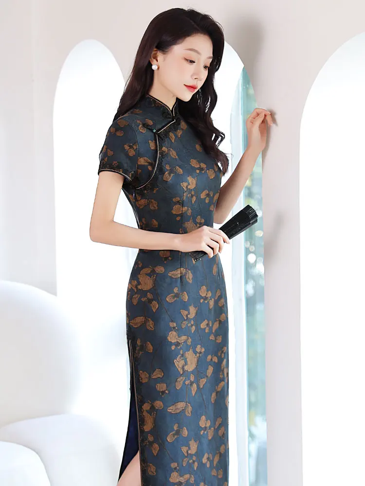 Шёлковое длинное платье-ципао ручной работы из шёлка Лэ Сяньюнь, цвет «Снежно-чистый», с цветочным узором, приталенное, в древнем стиле.
Шёлковое длинное платье-ципао ручной работы из шёлка Лэ Сяньюнь, цвет «Снежно-чистый», с цветочным узором, приталенное, в древнем стиле.