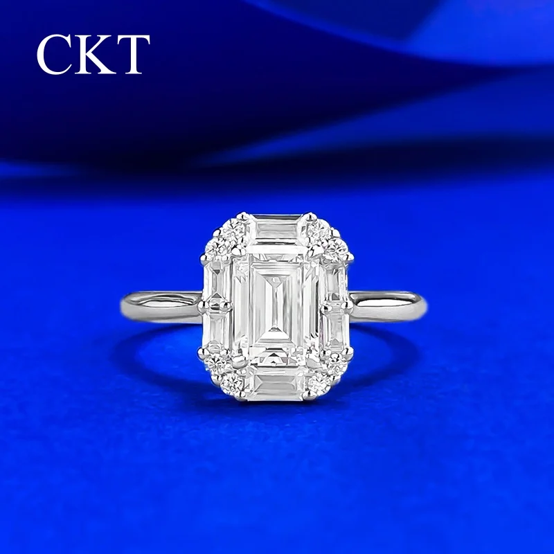 CKT Live Streaming S925 Silver 5*7mm Emerald Moissanite Small Rock Sugar Ring for Women Daily Style Wedding Ring Fine Jewelry
CKT Live Streaming S925 Silver 5*7mm Emerald Moissanite Small Rock Sugar Ring for Women Daily Style Wedding Ring Fine Jewelry