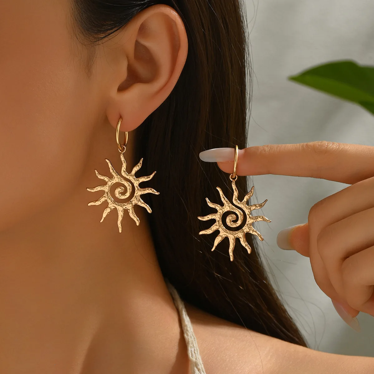 Vintage Punk Metal Spiral Loop Sun-Flower Pendant Necklace for Women New Trendy Personalization Charm Jewerly Gift Accessories
Vintage Punk Metal Spiral Loop Sun-Flower Pendant Necklace for Women New Trendy Personalization Charm Jewerly Gift Accessories