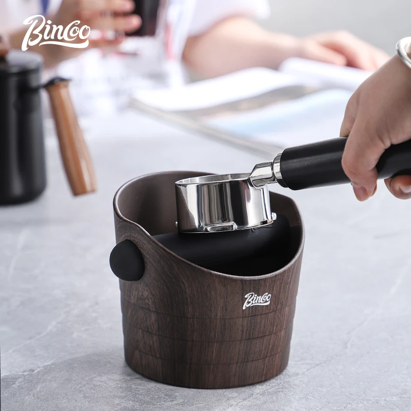 Bincoo 0.5L rotundity Coffee Knock Box Anti-slip Pads Knock Box With Removable Knock Bar professional Home Barista Accessories
Bincoo 0.5L rotundity Coffee Knock Box Anti-slip Pads Knock Box With Removable Knock Bar professional Home Barista Accessories