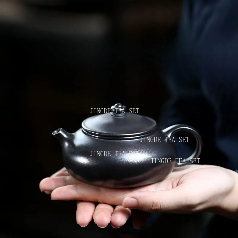 Чайник Yixing, черный чайник Ханьцзян, в китайском стиле, для домашнего использования, малой емкости, для чайной церемонии Кунг-фу, с внутренним шариковым фильтром, чайный набор
Чайник Yixing, черный чайник Ханьцзян, в китайском стиле, для домашнего использования, малой емкости, для чайной церемонии Кунг-фу, с внутренним шариковым фильтром, чайный набор