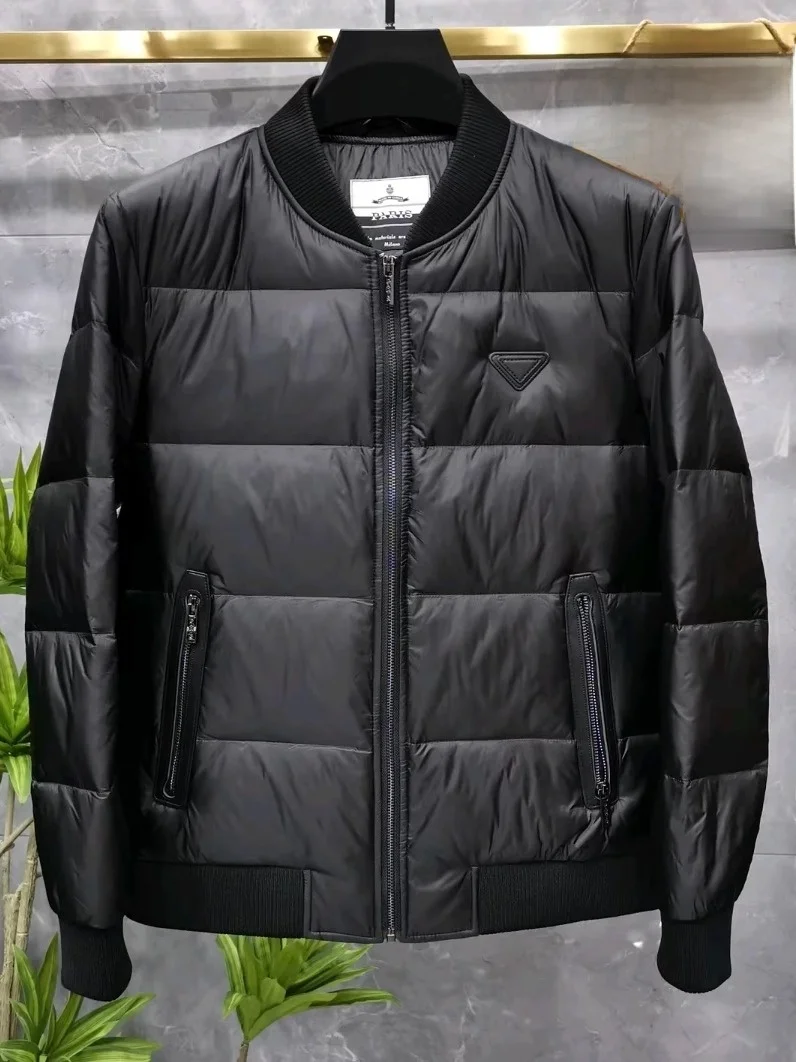 Мужская куртка-бомбер с воротником-стойкой Sli, осенне-зимняя новинка, модная, универсальная, приталенного кроя, с длинными рукавами, на молнии.
Мужская куртка-бомбер с воротником-стойкой Sli, осенне-зимняя новинка, модная, универсальная, приталенного кроя, с длинными рукавами, на молнии.