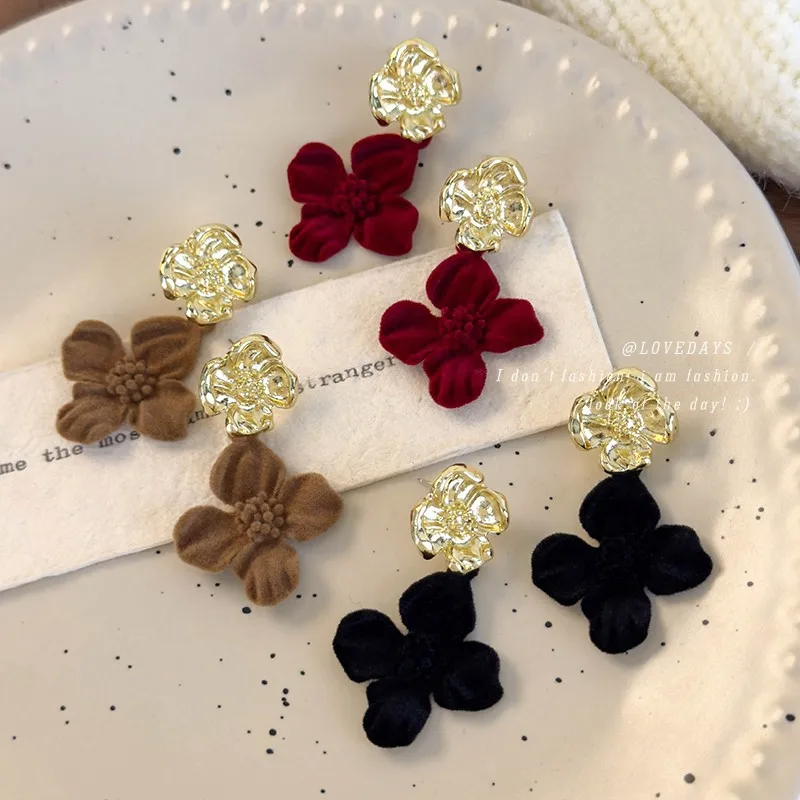 Velvet Floral Earrings Retro Small Batch Temperament Charming Dangle Earrings Lightweight Hypoallergenic For Women Daily Gift
Velvet Floral Earrings Retro Small Batch Temperament Charming Dangle Earrings Lightweight Hypoallergenic For Women Daily Gift