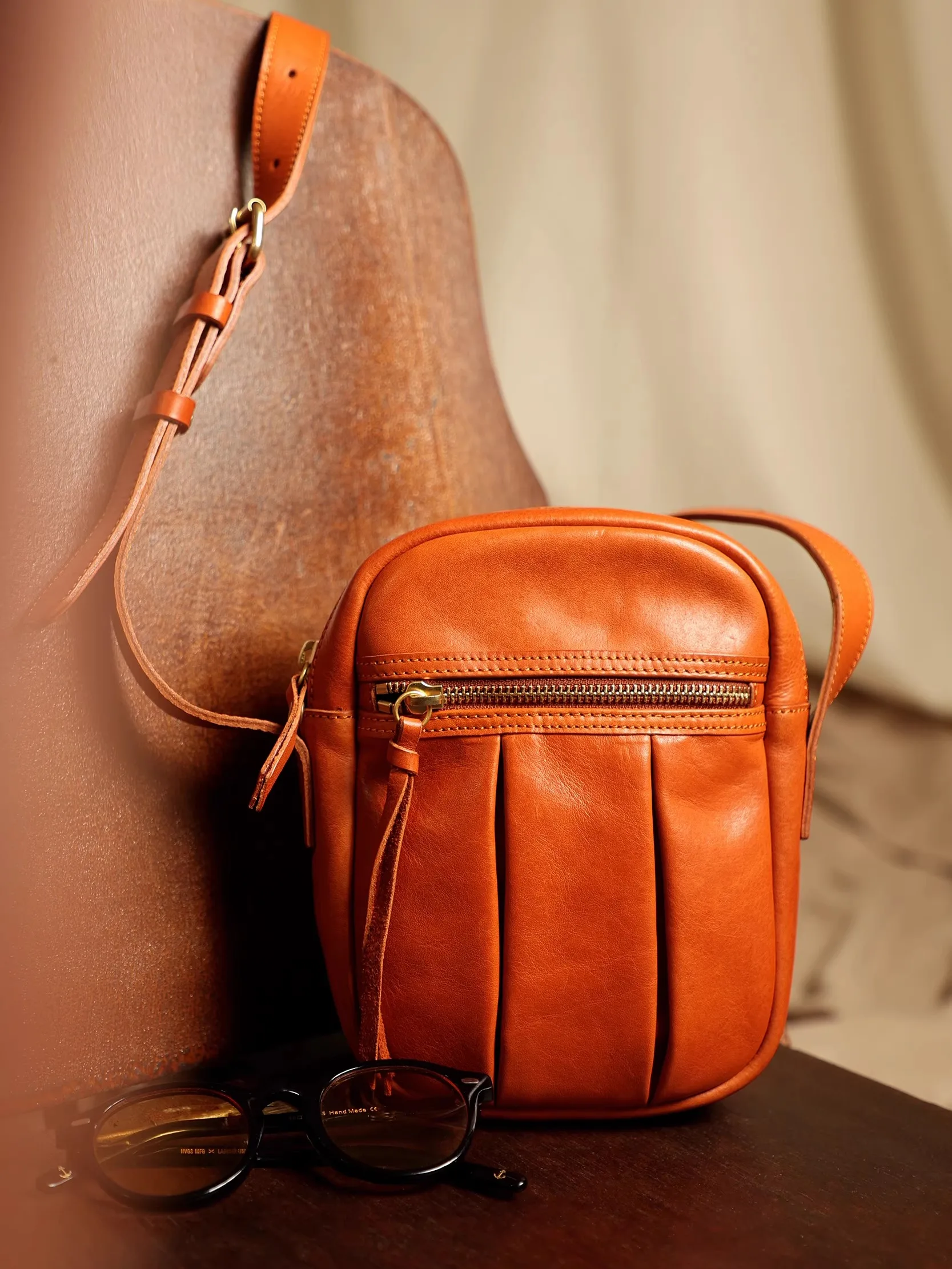 Fashion designers vegetable tanned cowhide men's women's small shoulder bag casual daily genuine leather phone crossbody bag
Fashion designers vegetable tanned cowhide men's women's small shoulder bag casual daily genuine leather phone crossbody bag