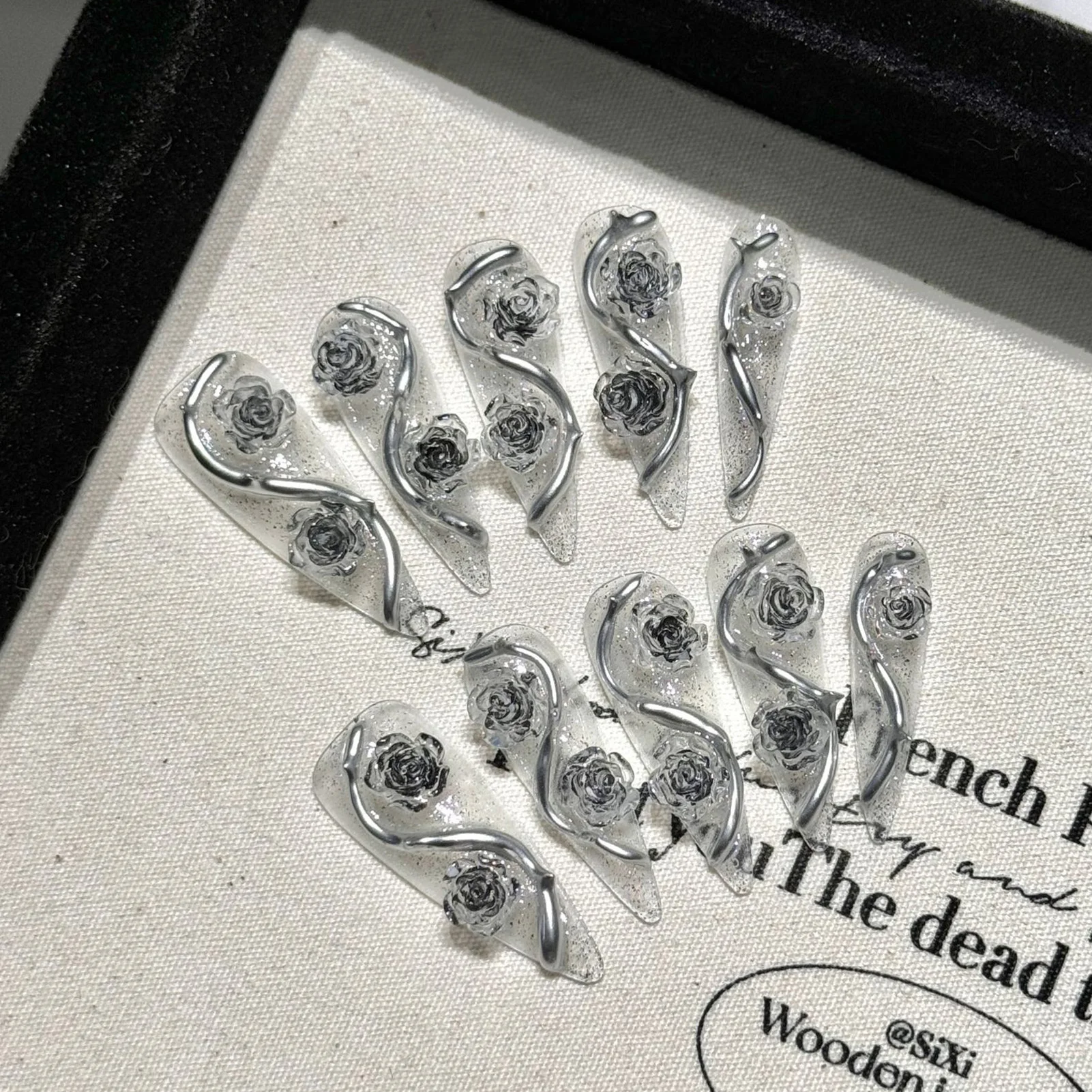 Y2k Silver Thorns Rose Fake Nails With Flash Glitter Decor Long Stiletto Nails Tips Handmade False Nails Press On Acyrlic Nails
Y2k Silver Thorns Rose Fake Nails With Flash Glitter Decor Long Stiletto Nails Tips Handmade False Nails Press On Acyrlic Nails